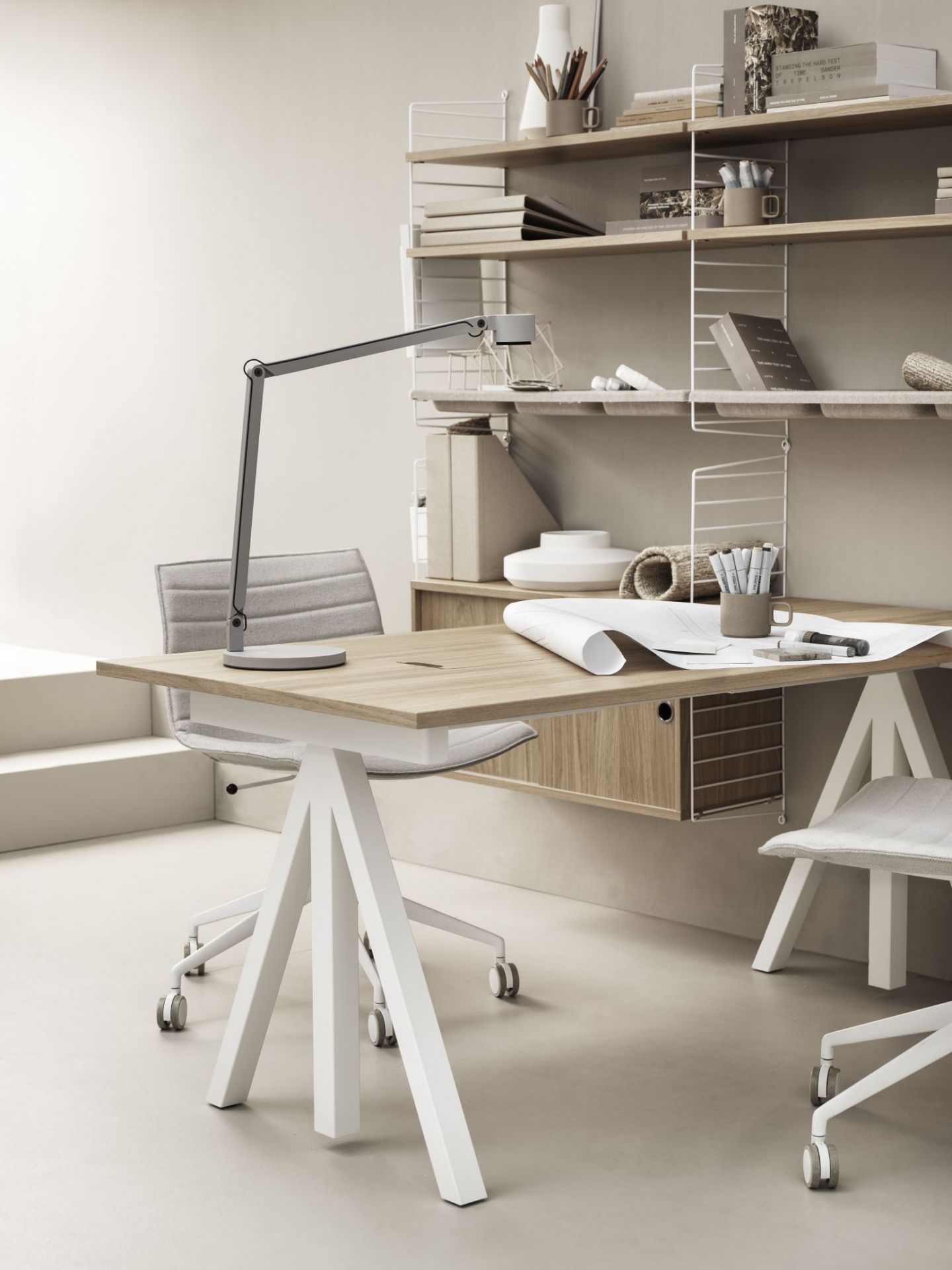 Schreibtisch mit Eichenplatte und weißem Gestell, Teil eines String Regalsystems, modernes Arbeitszimmer Design.