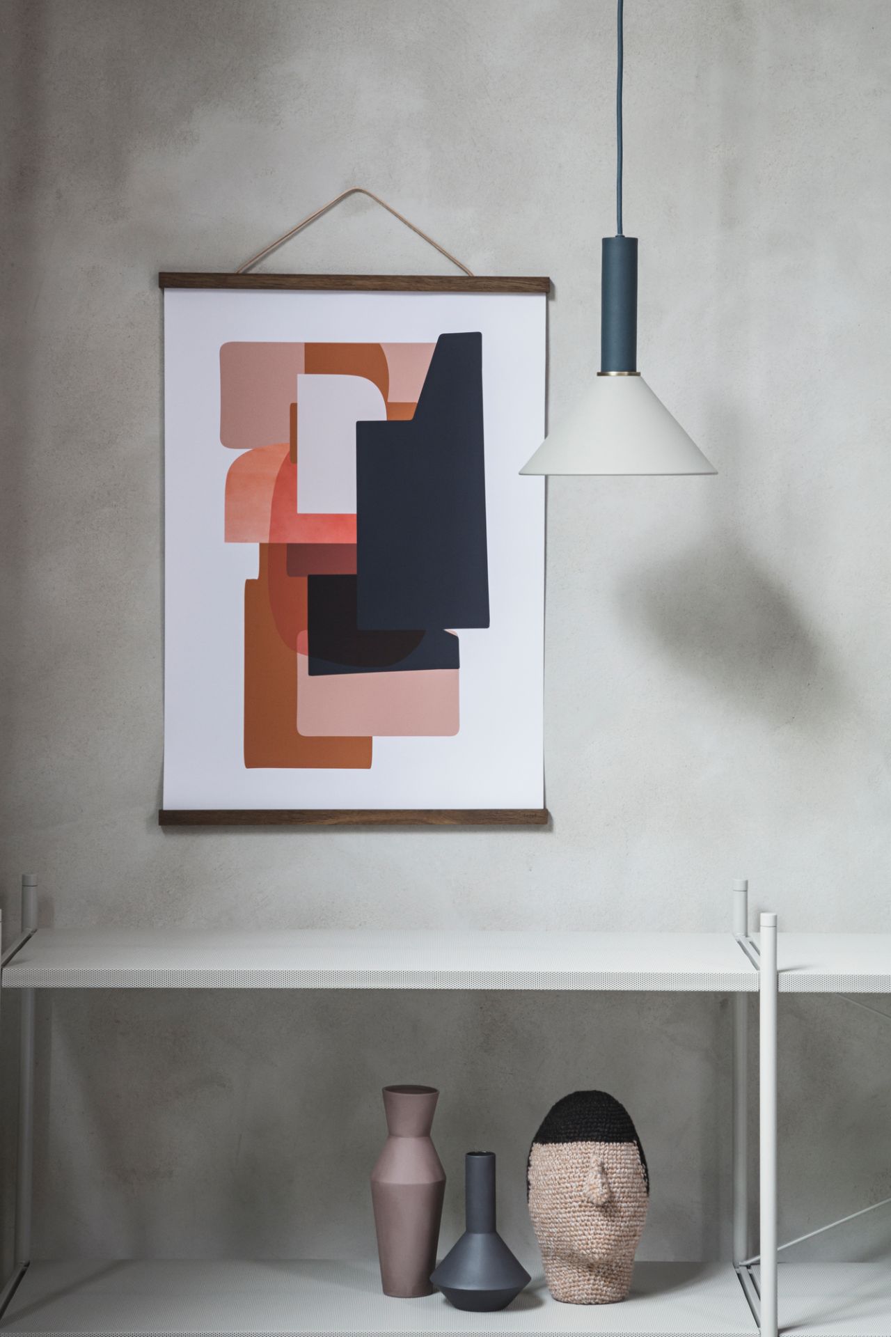 Punctual Shelving System 2x2 Regal von Ferm Living, weißes Metallregal mit Deko-Elementen.
