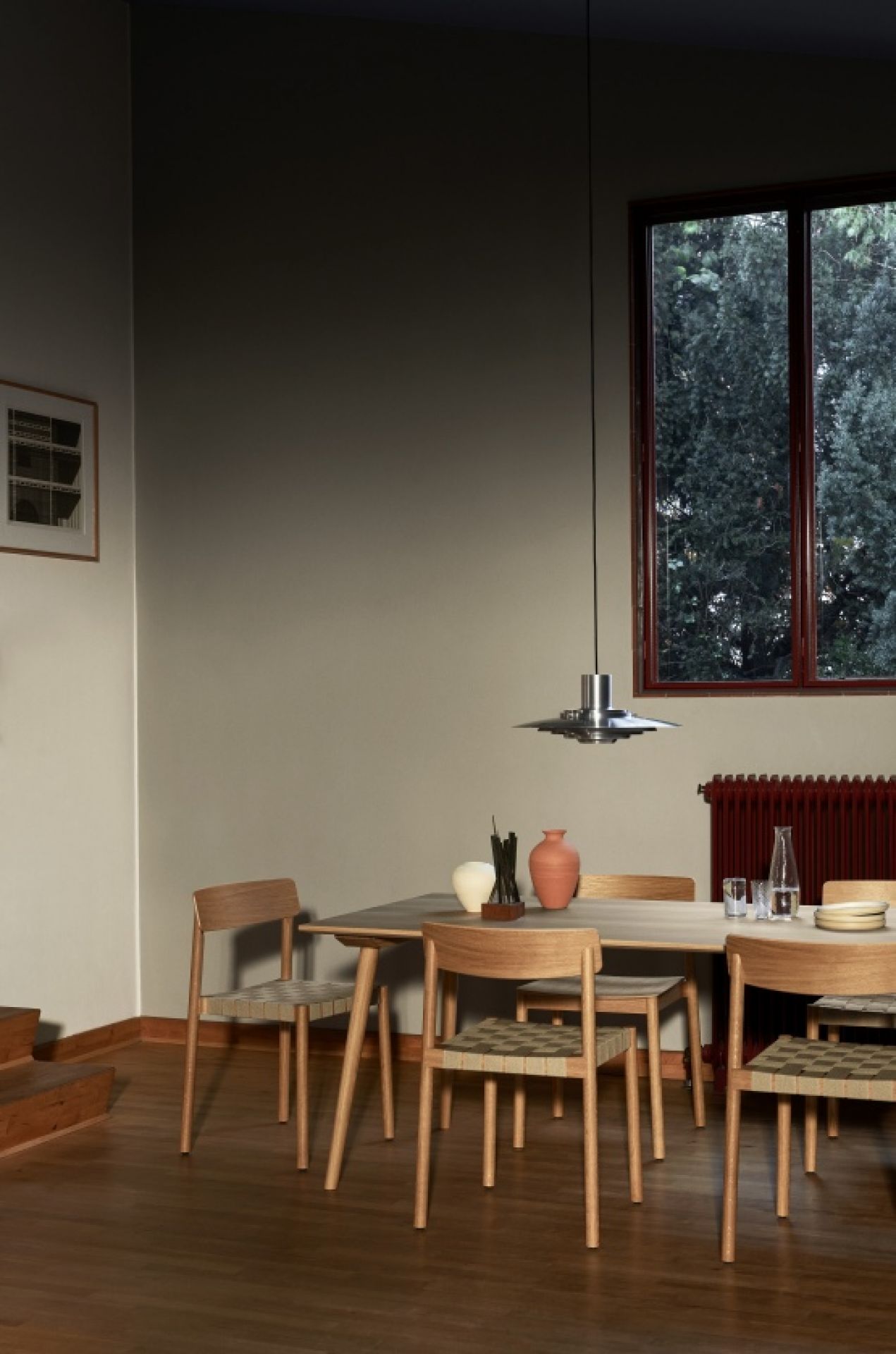 Esszimmer mit AndTradition In Between Tisch und Stühlen aus Holz, skandinavisches Design.