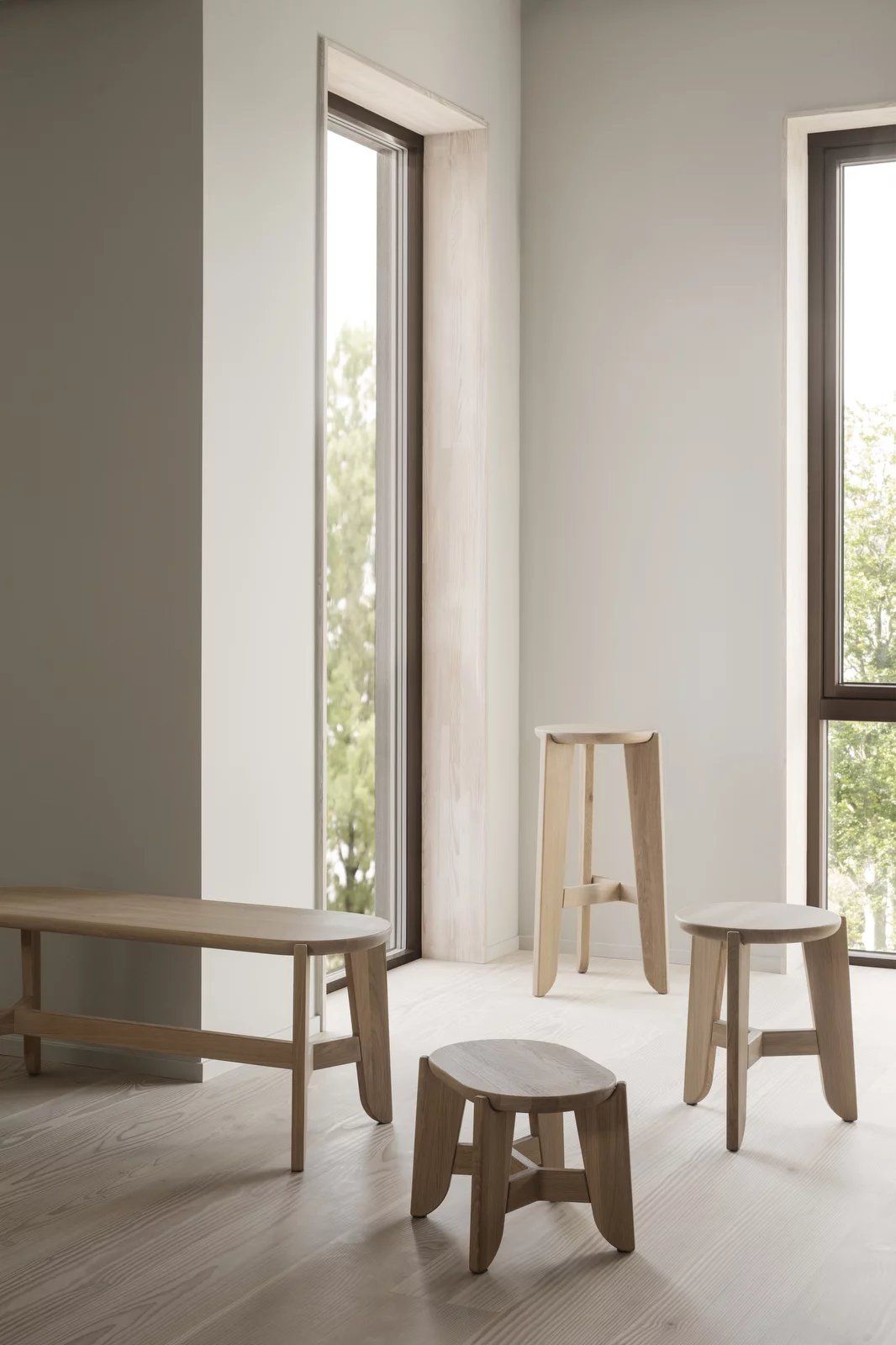 Helles Interieur mit Blomus Eli Stool Sitzhocker, Bank und Barhocker aus hellem Holz.