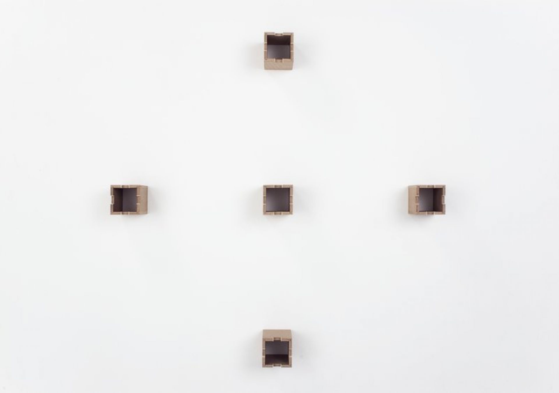Fünf Tojo Cube Nachttische in Holzoptik, Teil des System Betts, als Geschenk.