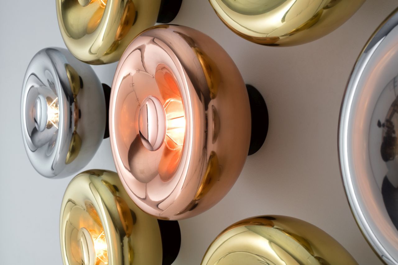 Nahaufnahme der Void Surface LED-Wandleuchten von Tom Dixon in Gold, Kupfer und Silber.