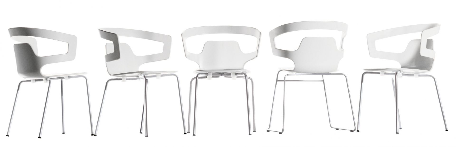 Reihe von weißen Segesta Chair 500 Stühlen Alias mit Armlehnen und filigranem Metallgestell, Ansichten von vorne und hinten.