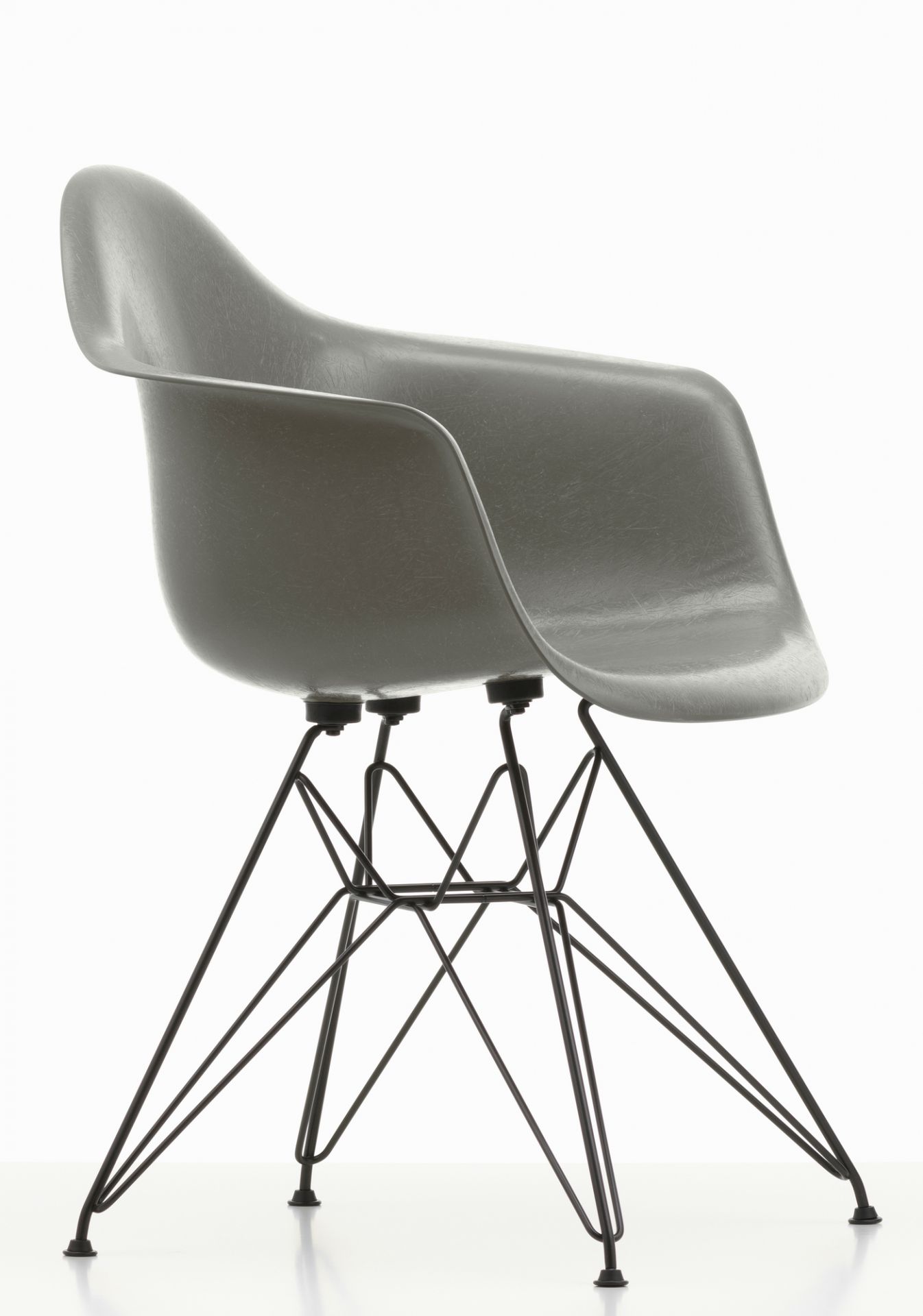 Grauer Eames Fiberglass Arm Chair DAR Stuhl von Vitra mit schwarzem Eiffelgestell. Designklassiker.