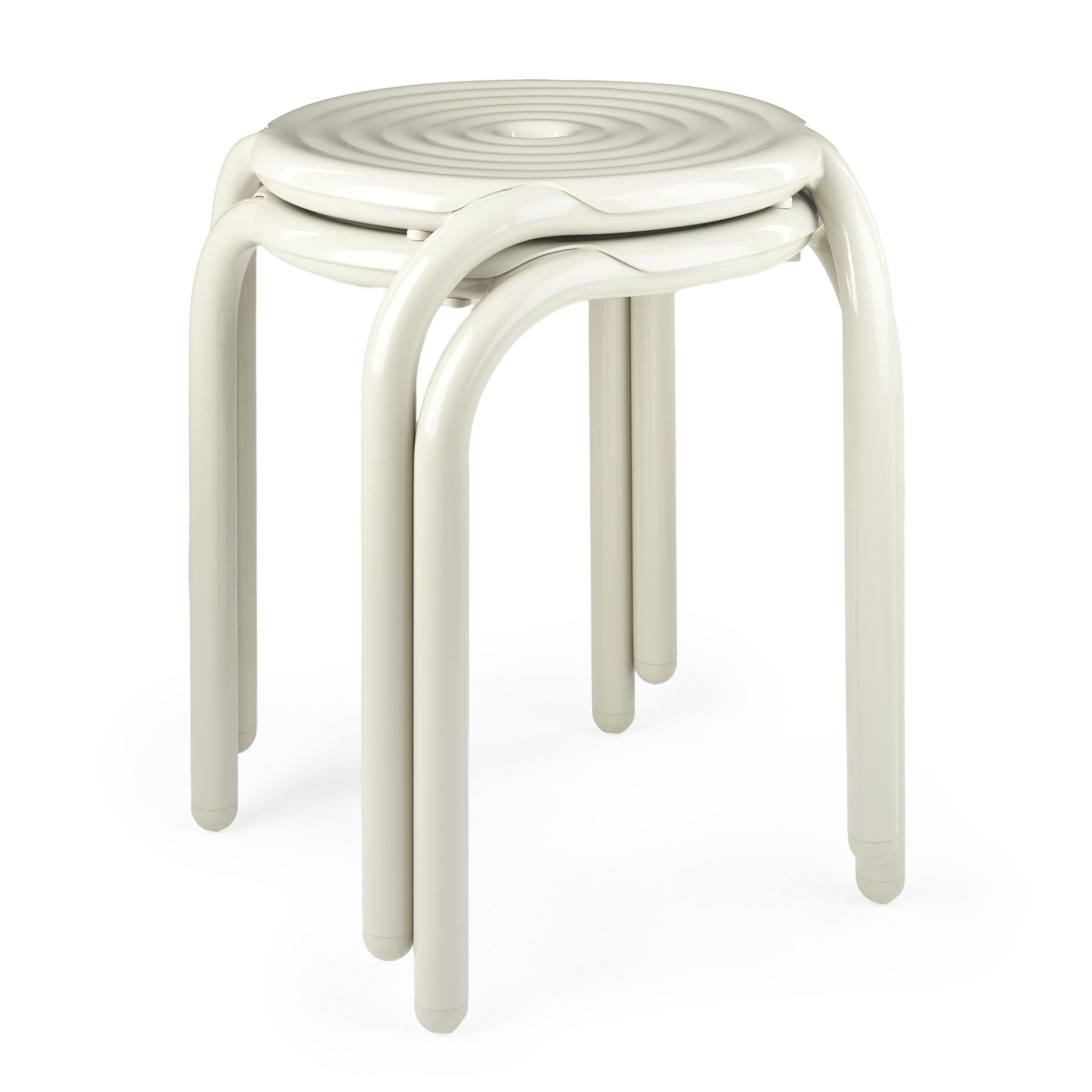 Groove Hocker in Putty von Tom Dixon, Outdoor geeignet, mit geriffelter Sitzfläche.