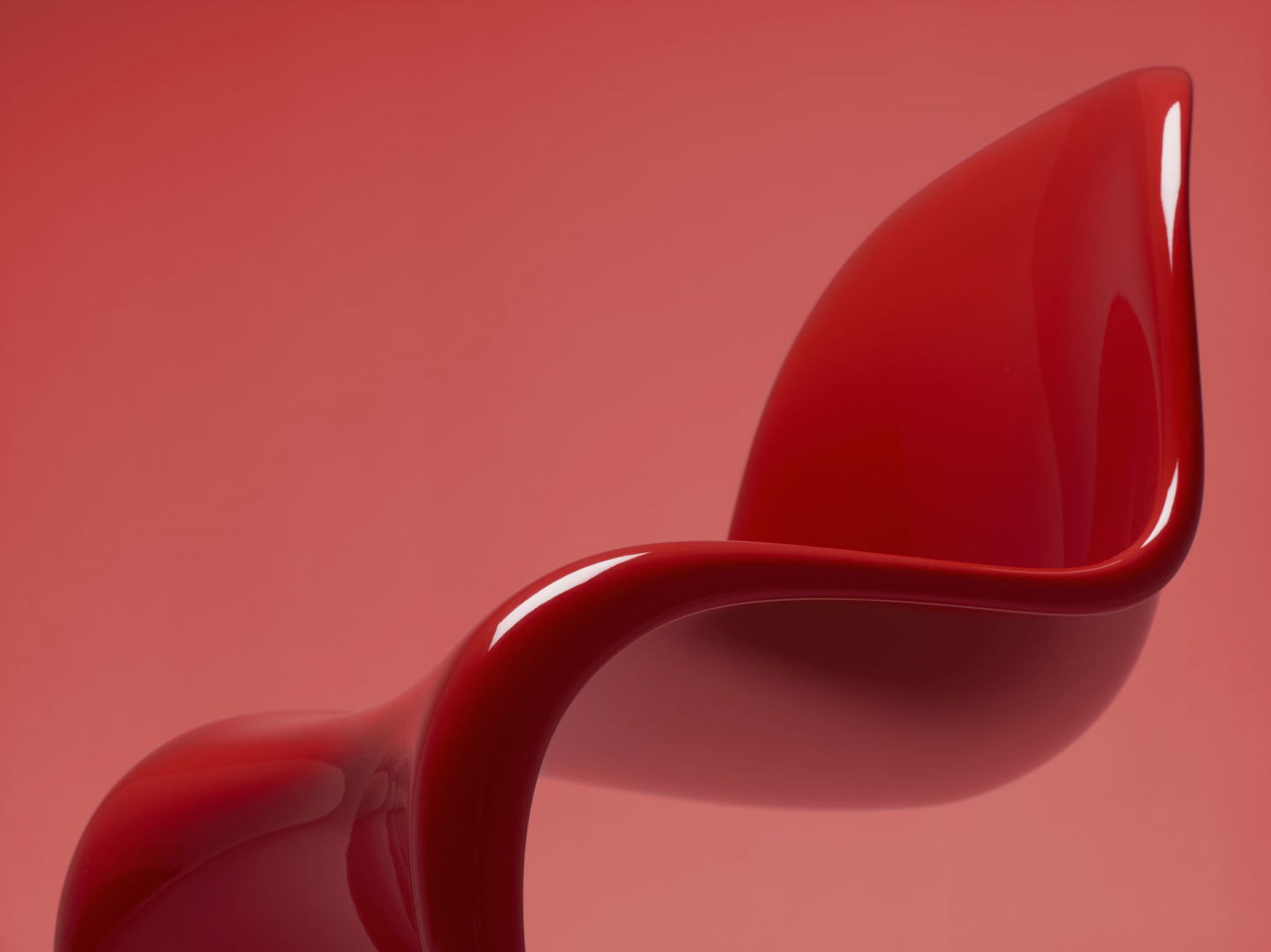 Detailaufnahme eines roten Panton Chair Stuhls von Vitra, Designklassiker aus Kunststoff, modernes Möbeldesign.