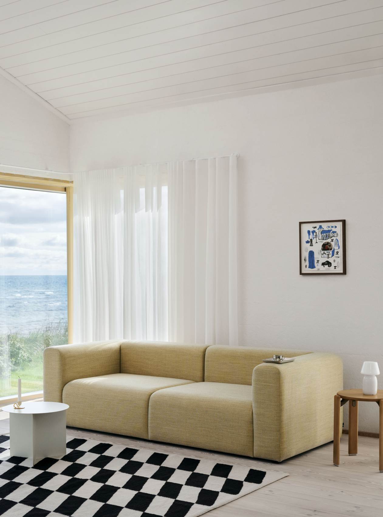 Helles Wohnzimmer mit Mags Sofa in Linara 443 Stoff, einladende Polstergarnitur für modernes Wohnen.