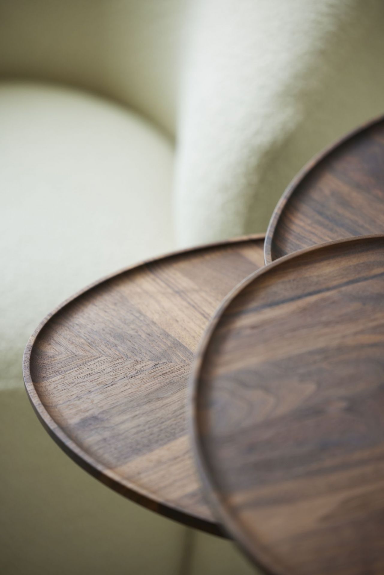 Detailaufnahme des Leaf 3 Side Table Beistelltisch von PER/USE aus dunklem Holz mit feiner Maserung.