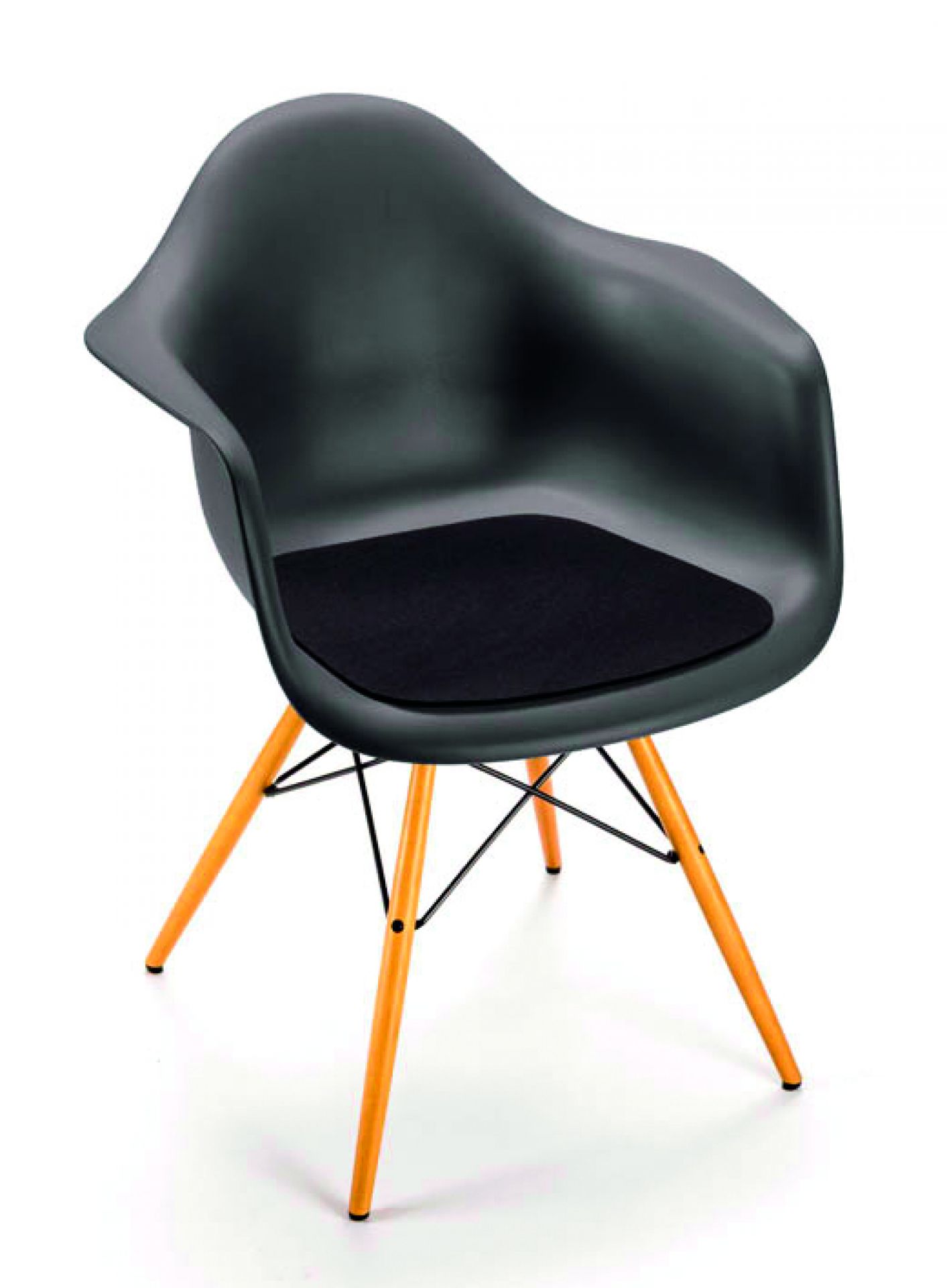 Schwarzer Vitra Eames Arm Chair mit hölzernen Beinen und einer schwarzen Filz Sitzauflage.