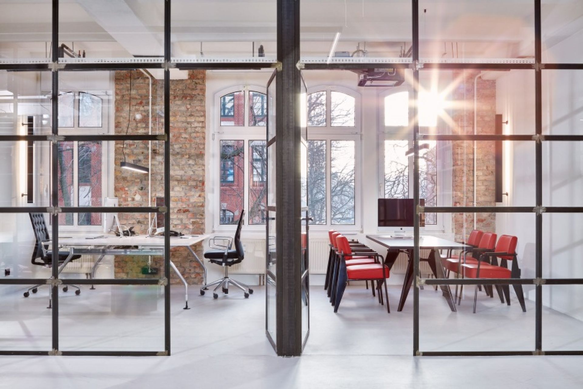 Büro mit Vitra EM Table und Stühlen, langer Tisch mit HPL-Platte.
