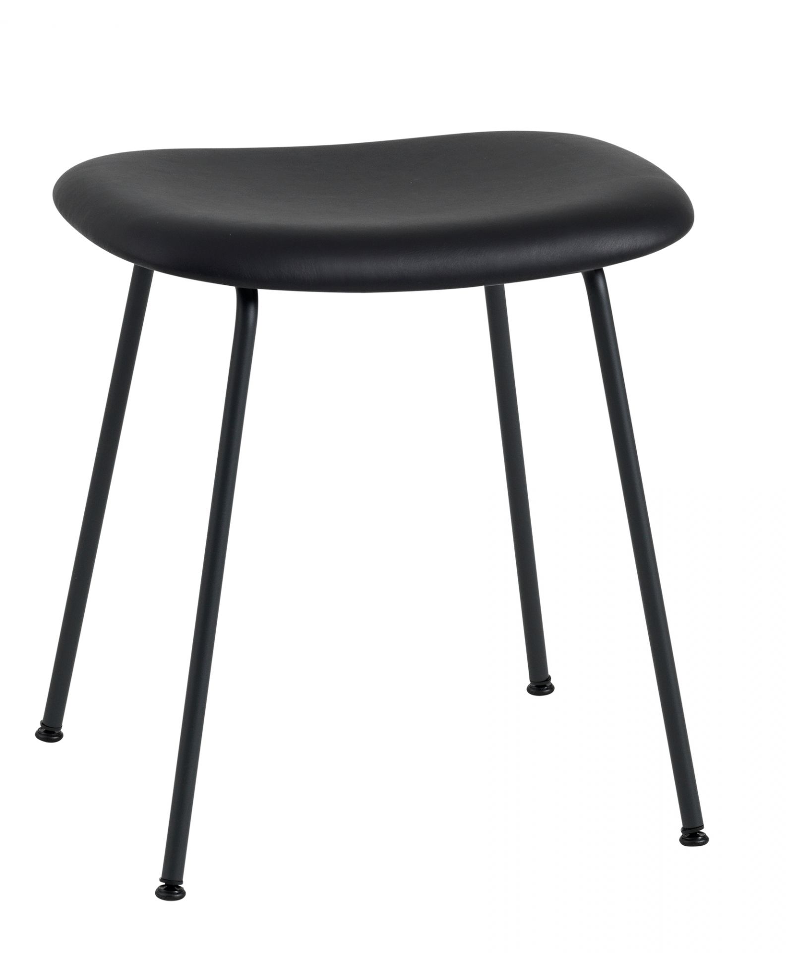 Schwarzer Fiber Stool Hocker von Muuto mit vier schlanken, schwarzen Beinen und geformter Sitzfläche.