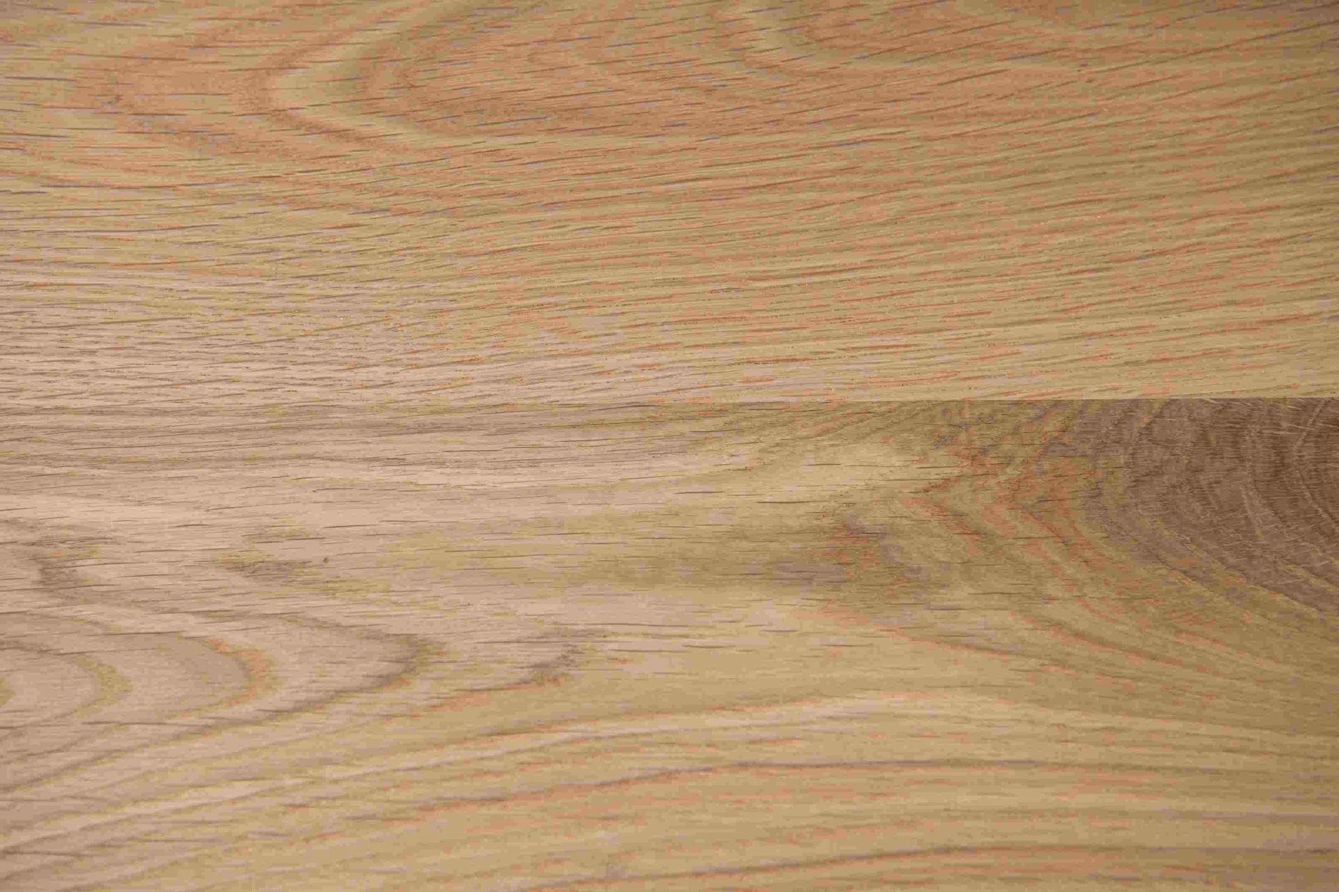 Detailaufnahme der hellen Holzoberfläche der Dovetail Bench Bank, natürliche Holzmaserung sichtbar.