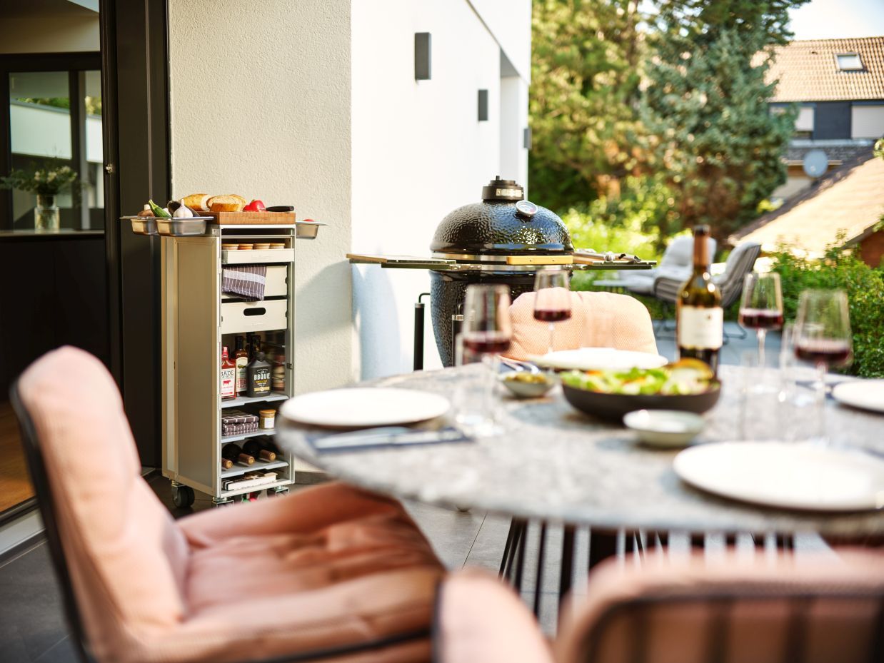 Servierwagen Bordbar Zubehör Set mit Grill, gedecktem Tisch und Getränken für den Garten.