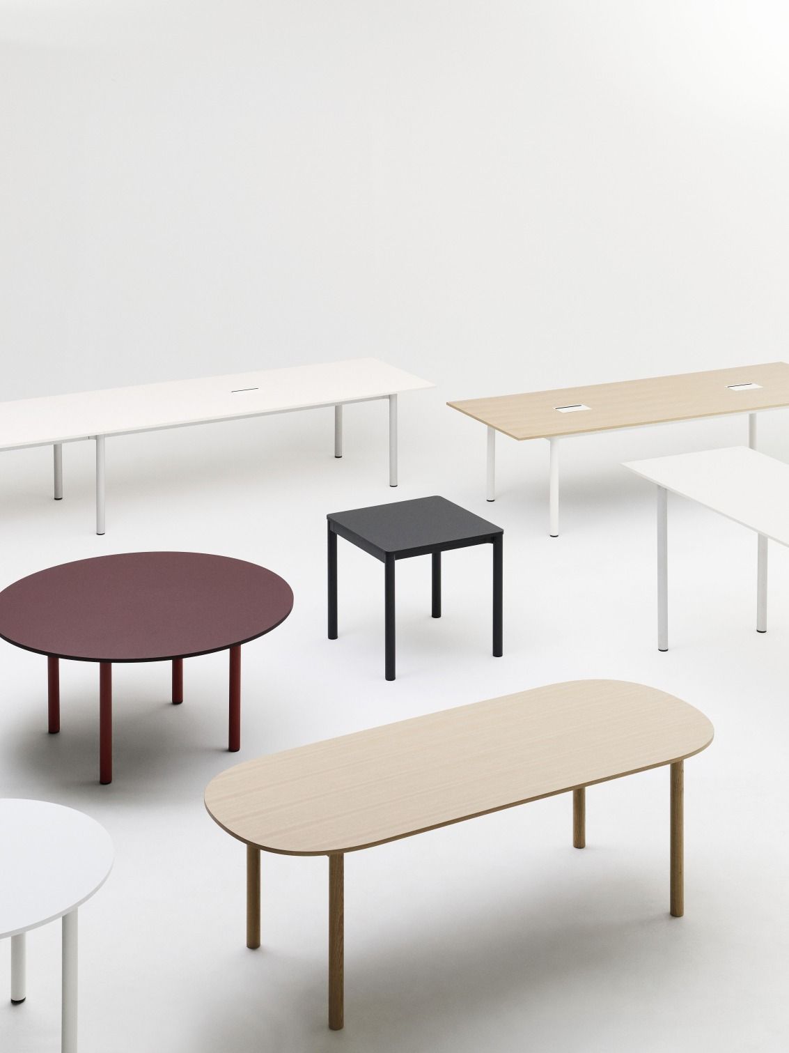 Annex Table Round Esstisch von Hay, runder Tisch mit farbiger Tischplatte und passenden Tischbeinen.