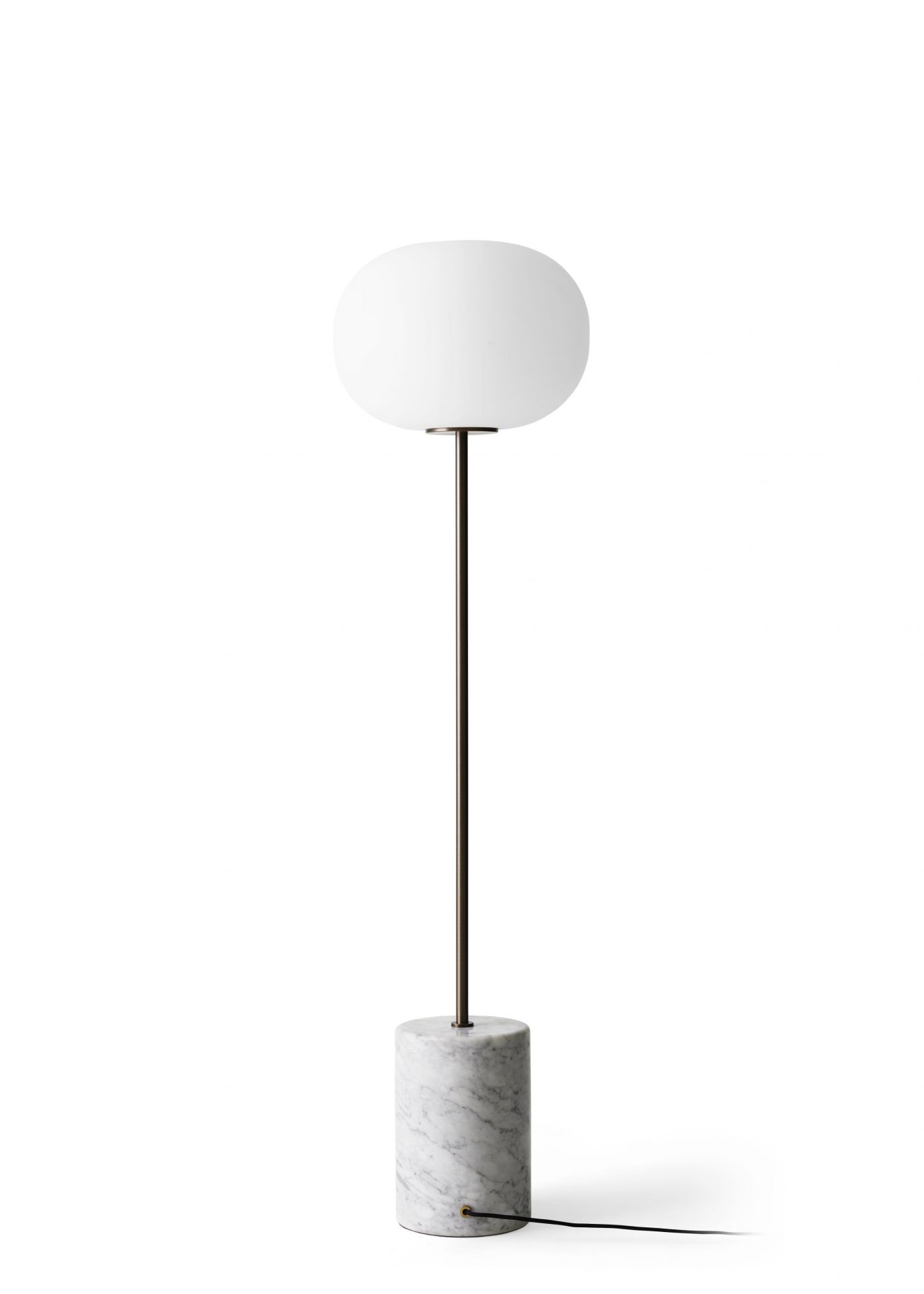 JWDA Stehleuchte von Audo: Elegante Bodenleuchte mit Marmorfuß und Opalglas-Schirm für stimmungsvolles Licht.