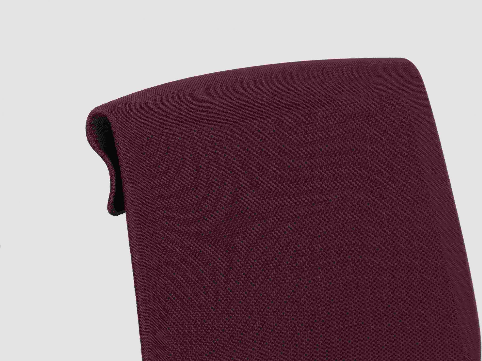 Detailaufnahme des burgunderroten Vitra ID Cloud Bürodrehstuhls mit atmungsaktivem Stoffbezug für ergonomisches Sitzen.