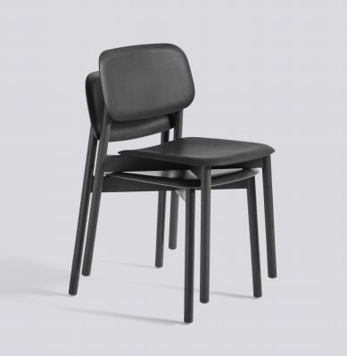 Zwei schwarze Hay Soft Edge 60 Stühle aus Holz gestapelt, modernes Möbeldesign.