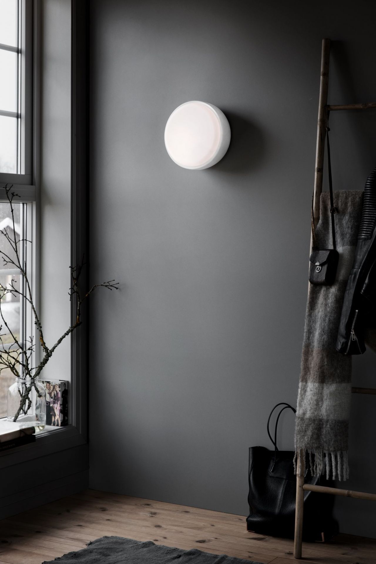 Nahaufnahme der Northern Over Me Wandleuchte, runde Deckenleuchte in einem stilvollen, modernen Interieur.