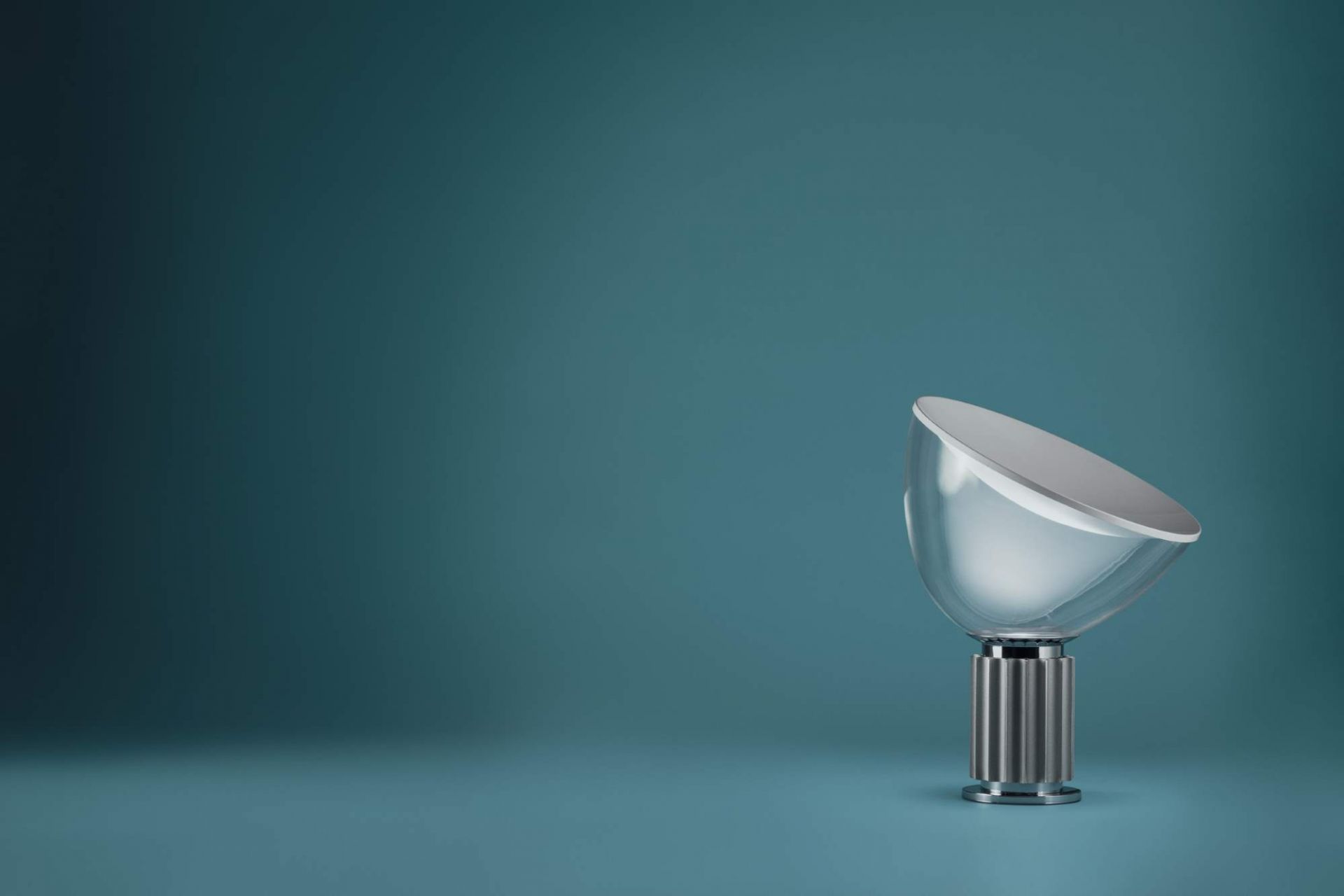 Taccia Small LED Tischleuchte von Flos mit Glasschirm und geriffeltem Metallsockel.