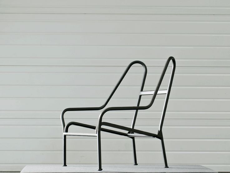 Schwarzer 02 Lounge Chair Sessel von Hay, minimalistisches Design mit Stahlrahmen, Seitenansicht vor weißem Hintergrund.