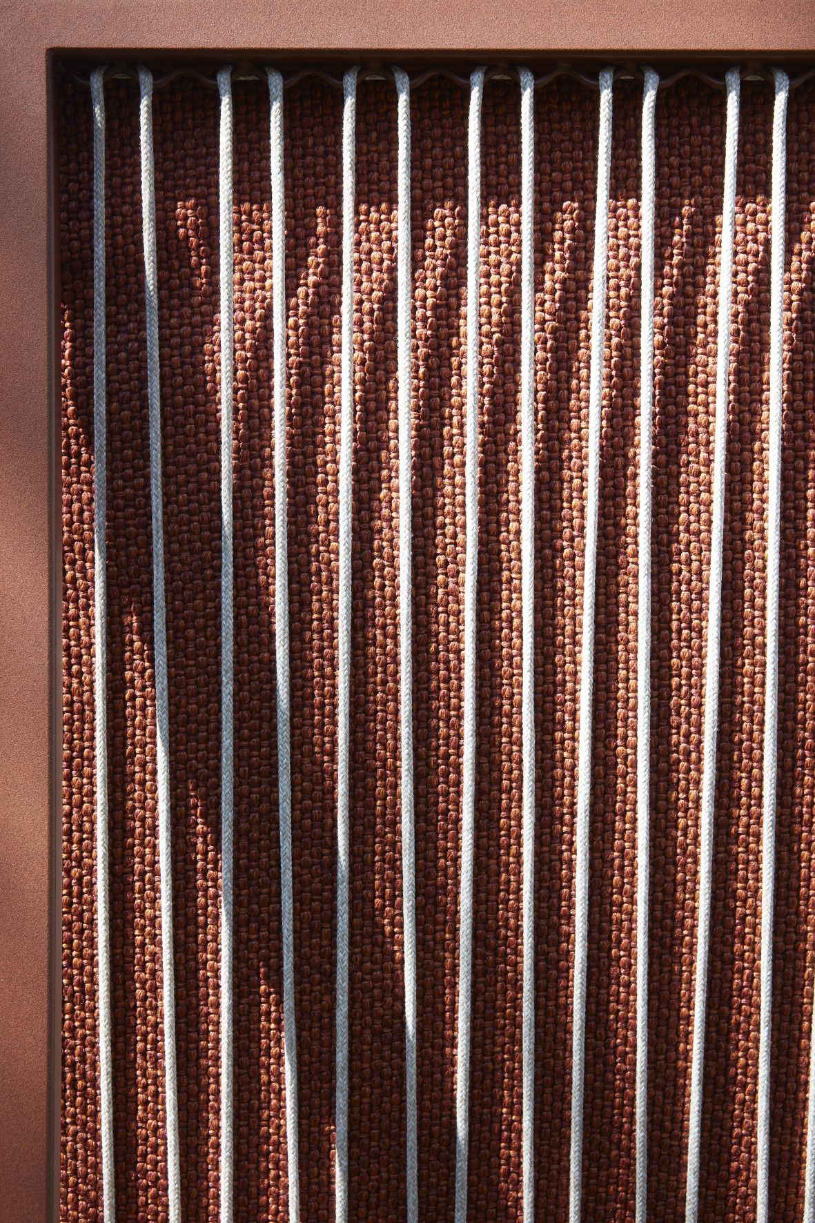 Detailaufnahme des Arpa Outdoor Sofas von MDF Italia: Geflochtene Seile vor braunem Textil.