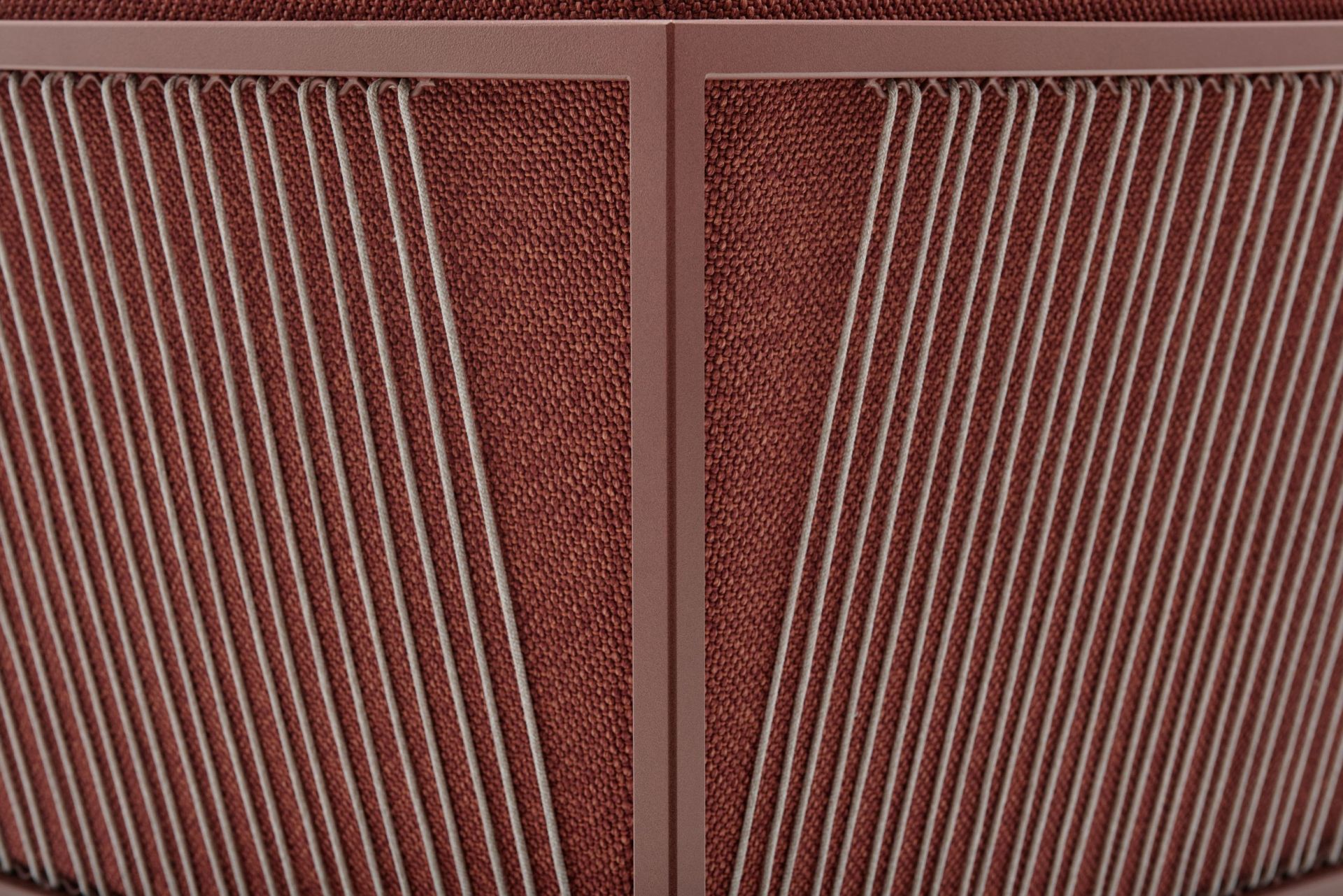 Detailaufnahme des Arpa Outdoor Sofas von MDF Italia mit braunem Stoffbezug und filigranen Seilen.