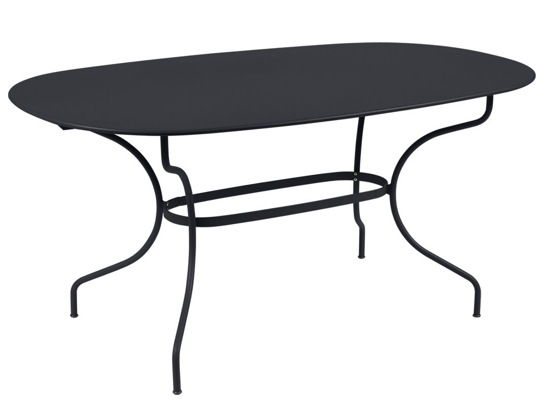 Schwarzer Opéra+ Gartentisch oval, 160x90 cm, von Fermob für den Außenbereich, mit filigranem Metallgestell.