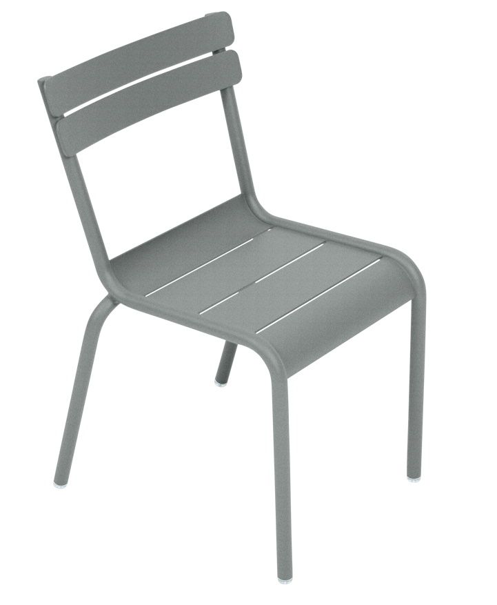 Grauer Luxembourg Kinderstuhl von Fermob für den Außenbereich, modernes Design mit Lattenmuster.