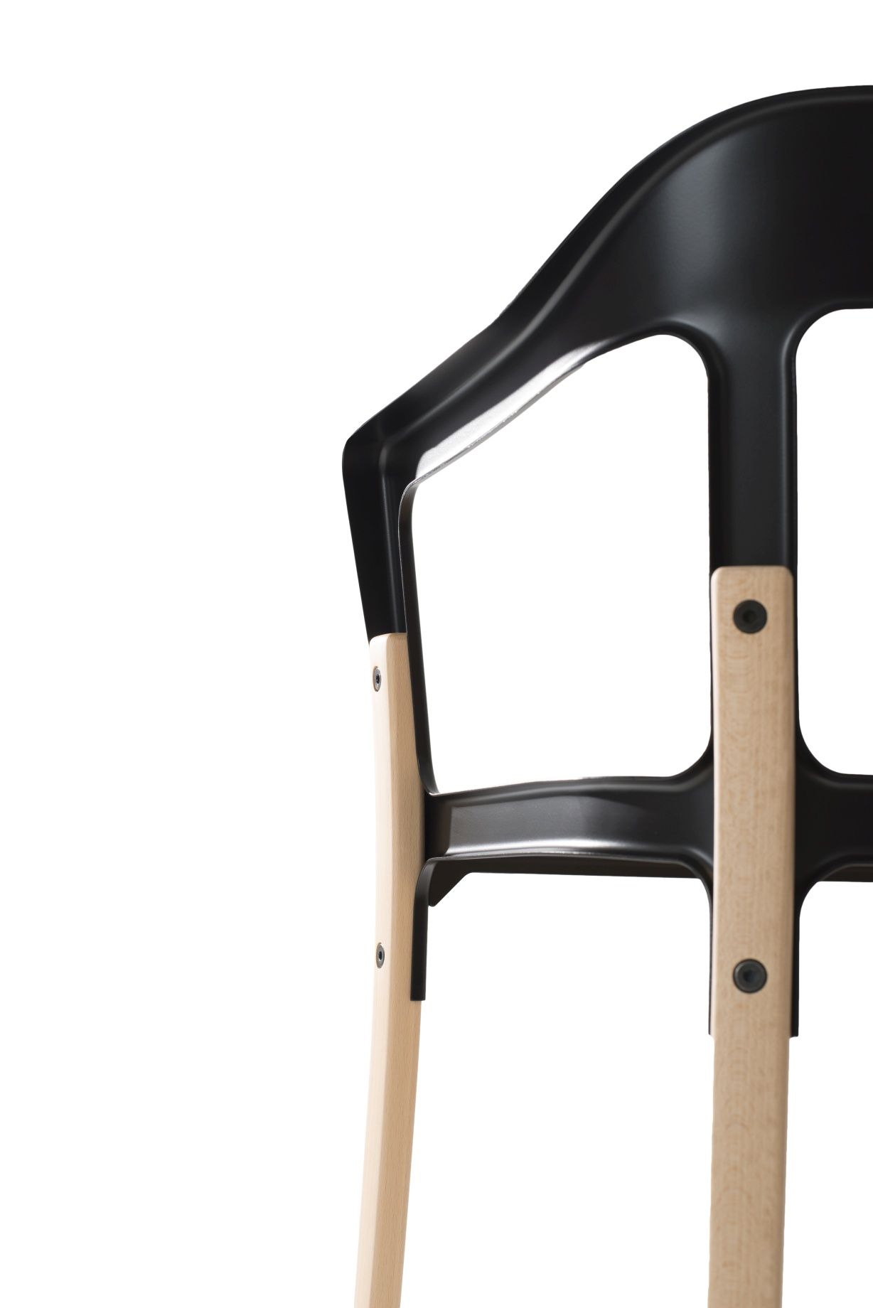Detailaufnahme des Magis Steelwood Stuhls: Schwarze Sitzfläche und Rückenlehne, helle Holzbeine.