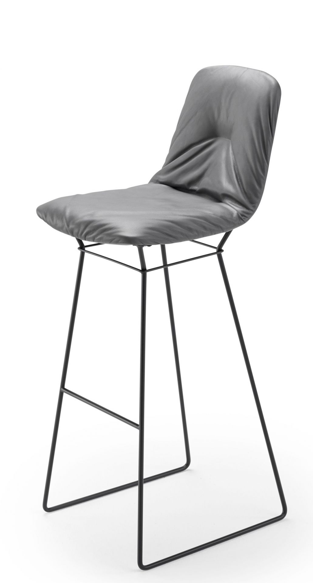 Leya Barhocker von Freifrau Manufaktur, hoch, grauem Lederbezug und schwarzem Metallgestell, modernes Design.