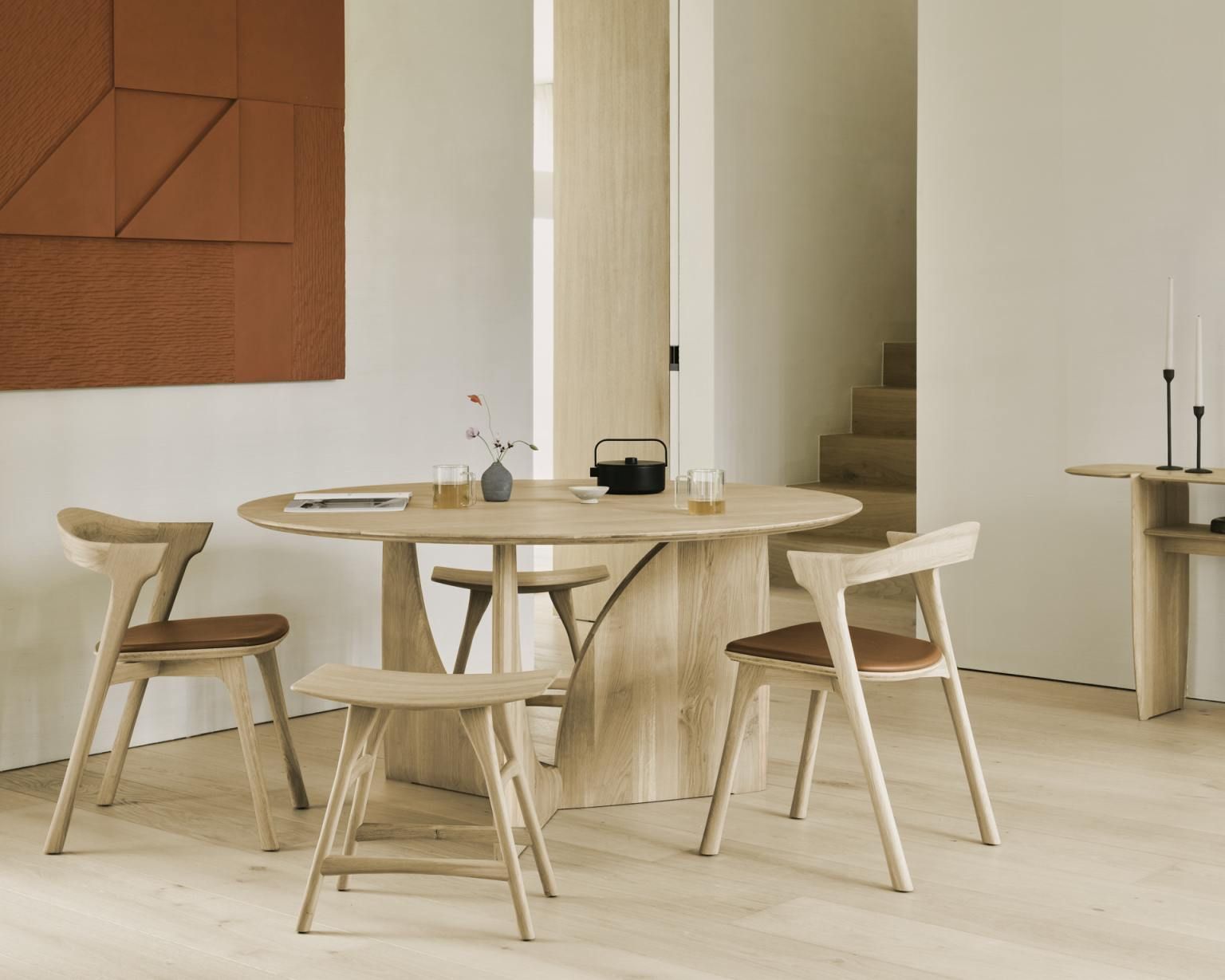 Ethnicraft Geometric Dining Table Esstisch aus hellem Holz mit Stühlen in modernem Esszimmer.