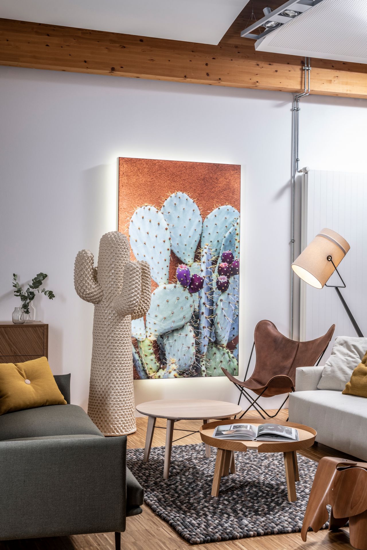 Beige Kaktus Kleiderständer "Another Cactus" von Gufram im Wohnzimmer mit Kaktus-Bild und Möbeln.