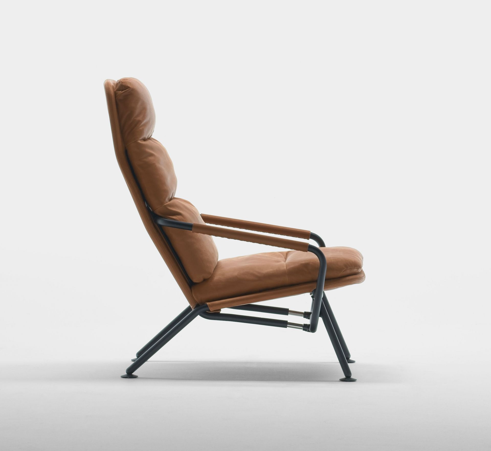 Kontrapunkt Liegesessel von Prostoria, braunes Leder, modernes Design mit schwarzem Metallgestell, bequemer Sessel für Wohnzimmer.