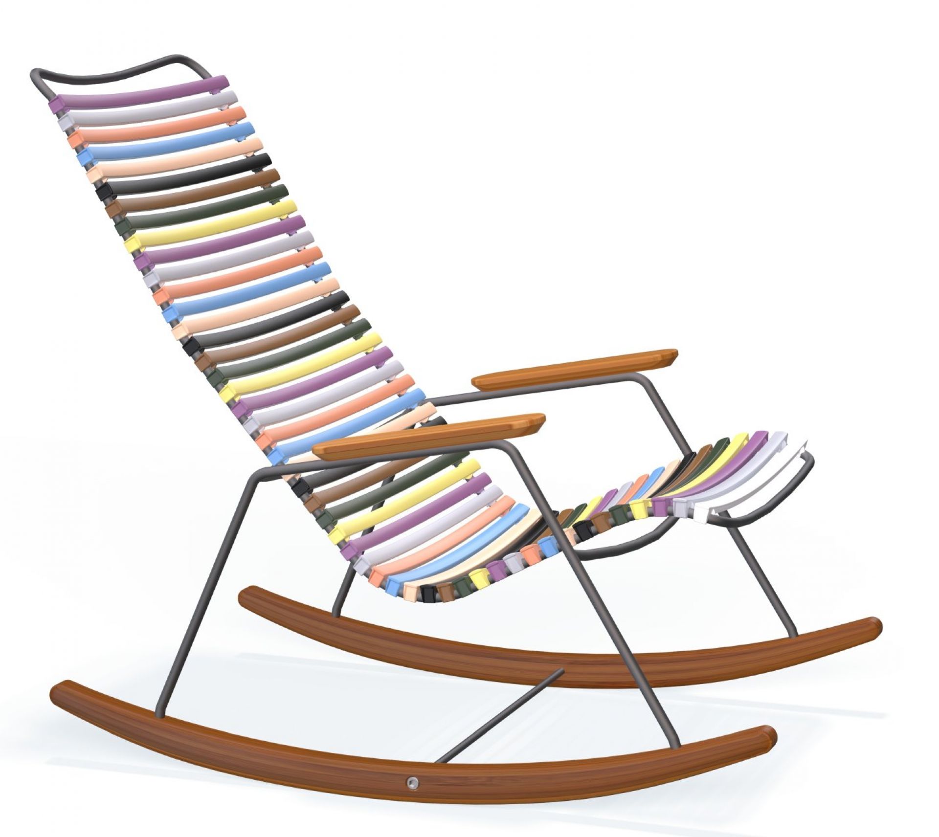 Click Rocking Chair von Houe, ein Outdoor Schaukelstuhl mit mehrfarbiger Sitzfläche und Armlehnen aus Holz.