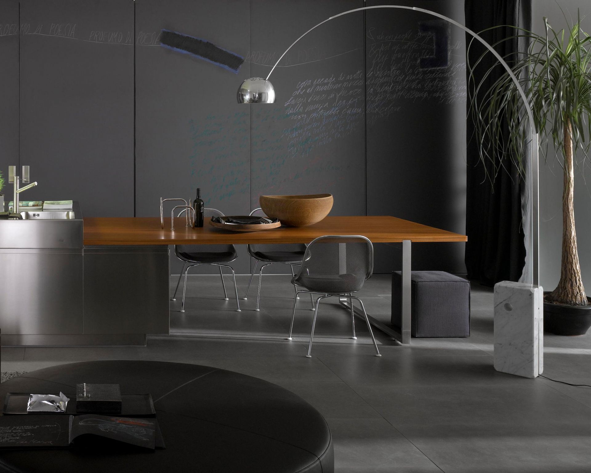 Moderne Arco Stehleuchte von Flos im Esszimmer mit Marmorfuß und gebogenem Lampenarm.