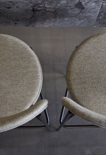 Draufsicht: Zwei Verpan Series 430 Barhocker 65 cm mit grauem Stoffbezug und schwarzem Gestell.