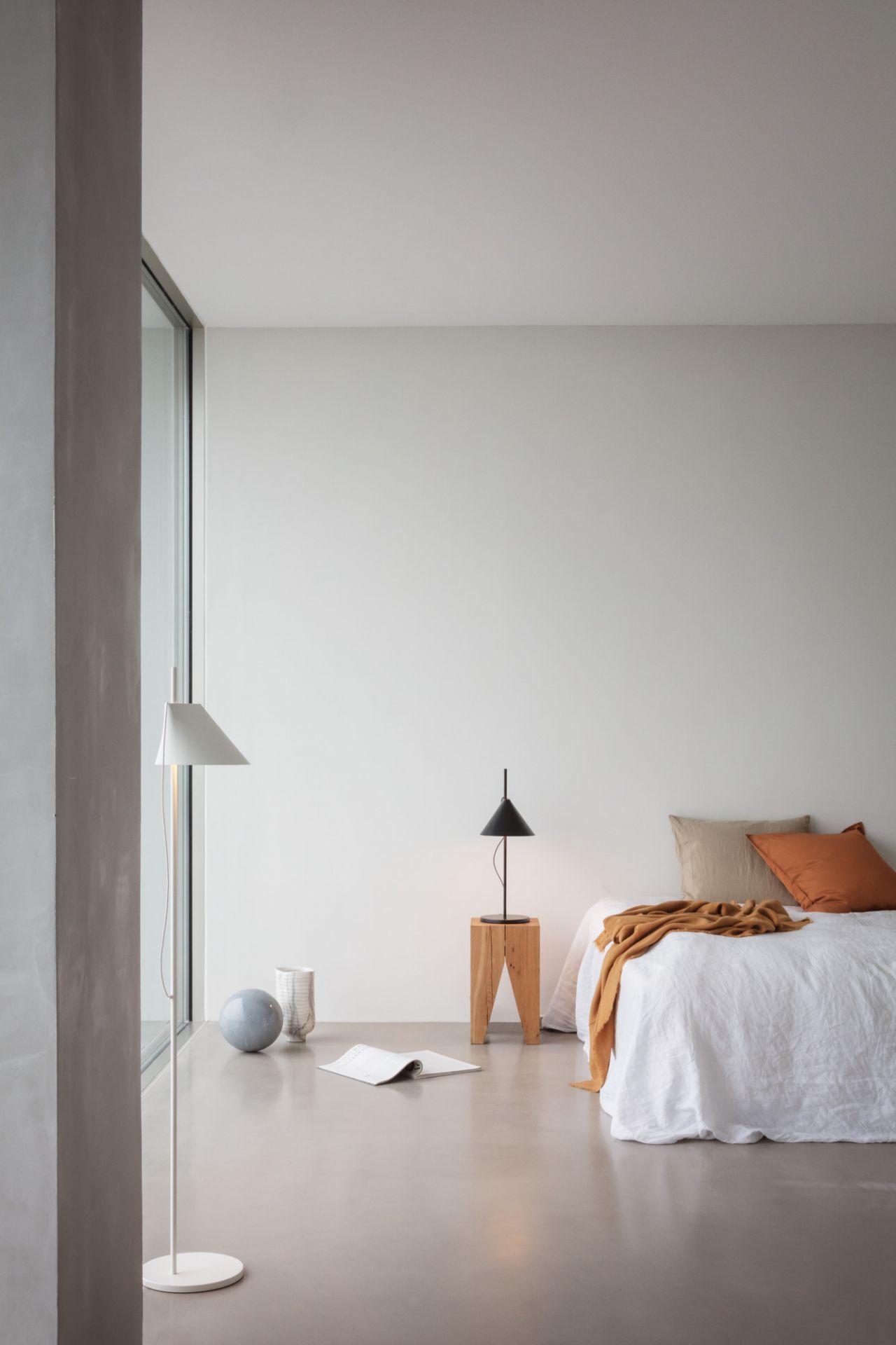 Helle Schlafzimmer-Szene mit Yuh LED Tischleuchte von Louis Poulsen und passender Stehleuchte.