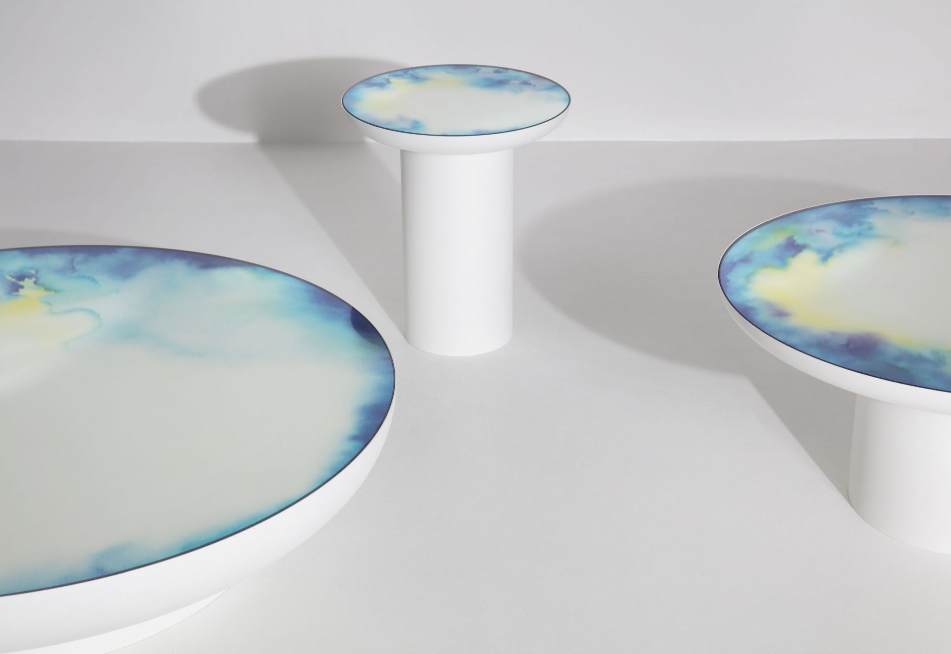 Weißer Francis Coffee Table Couchtisch von Petite Friture, runder Tisch mit blau-gelbem Muster.