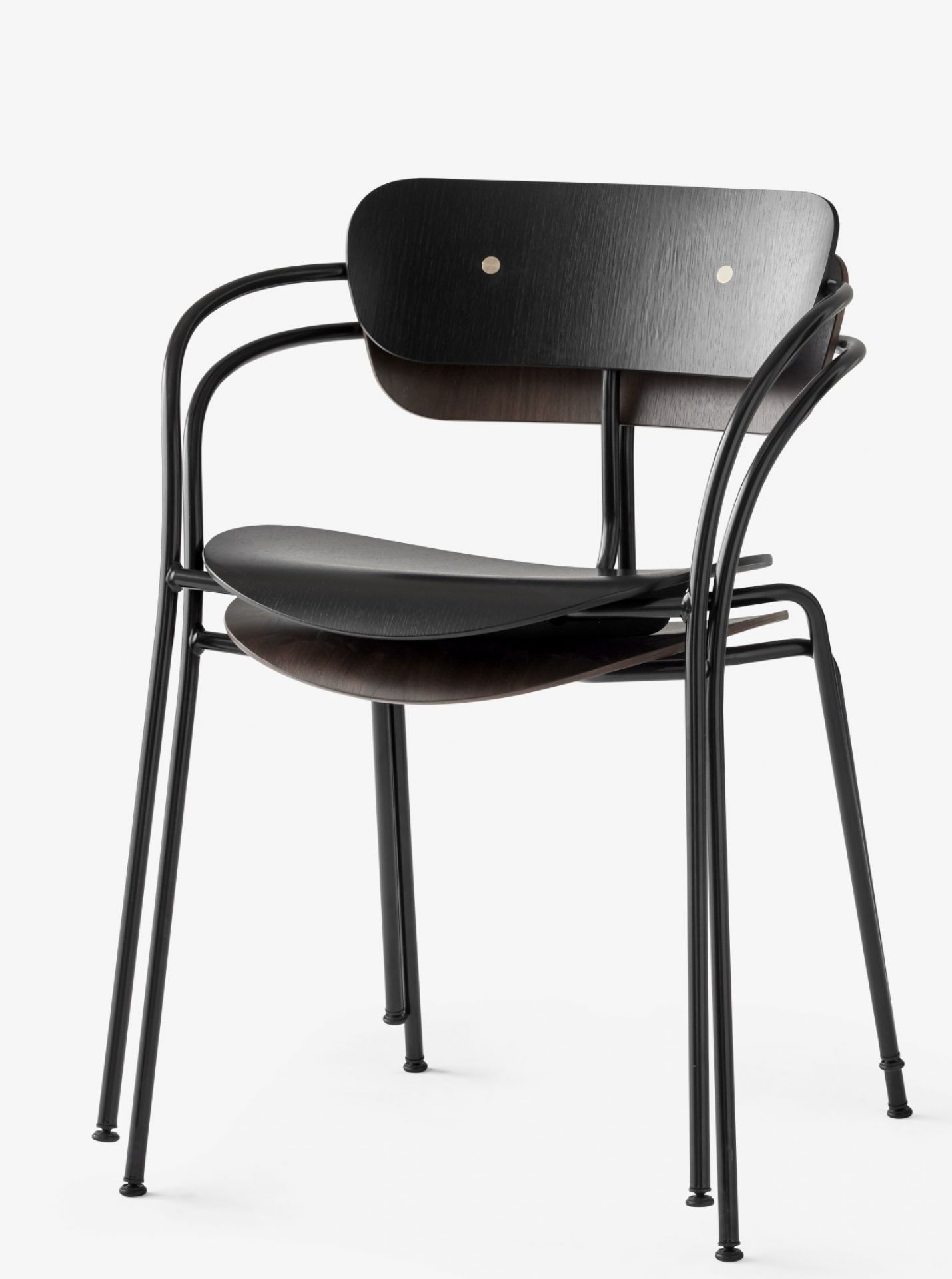 Pavilion AV2 Armchair von AndTradition, schwarzer Holzstuhl mit Armlehnen und filigranem Stahlgestell.