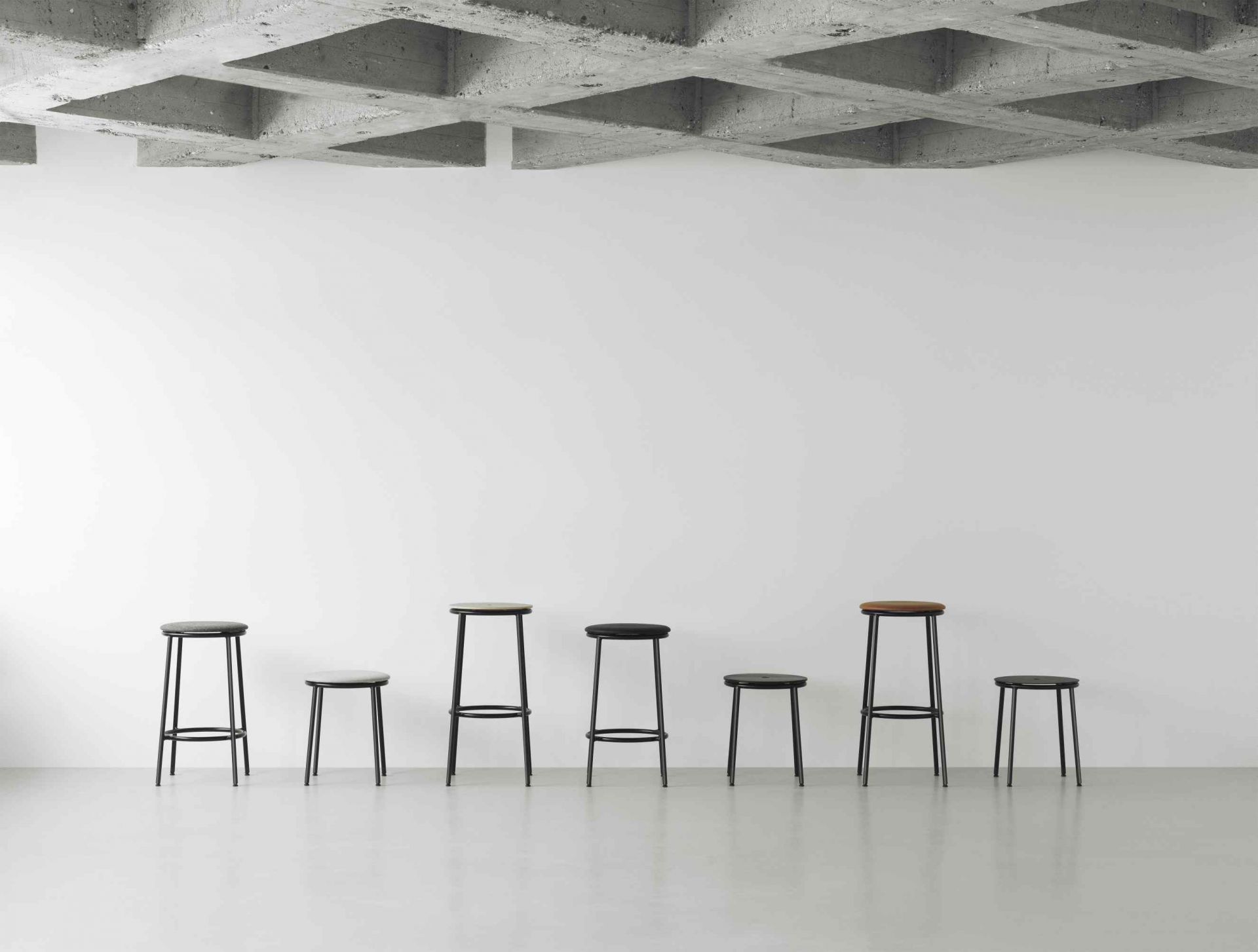 Circa Barstool H 65 cm von Normann Copenhagen, verschiedene Farben und Höhen, minimalistisches Design.