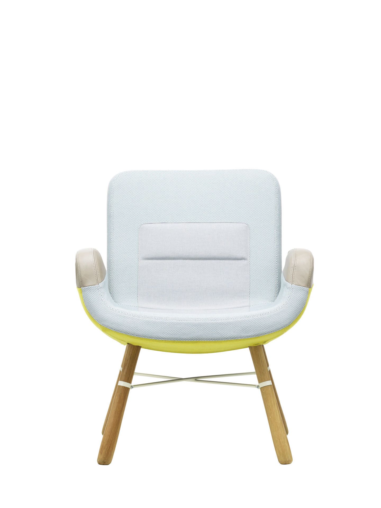 East River Chair: Moderner Sessel von Vitra mit hellblauem Stoffbezug und Holzbeinen.