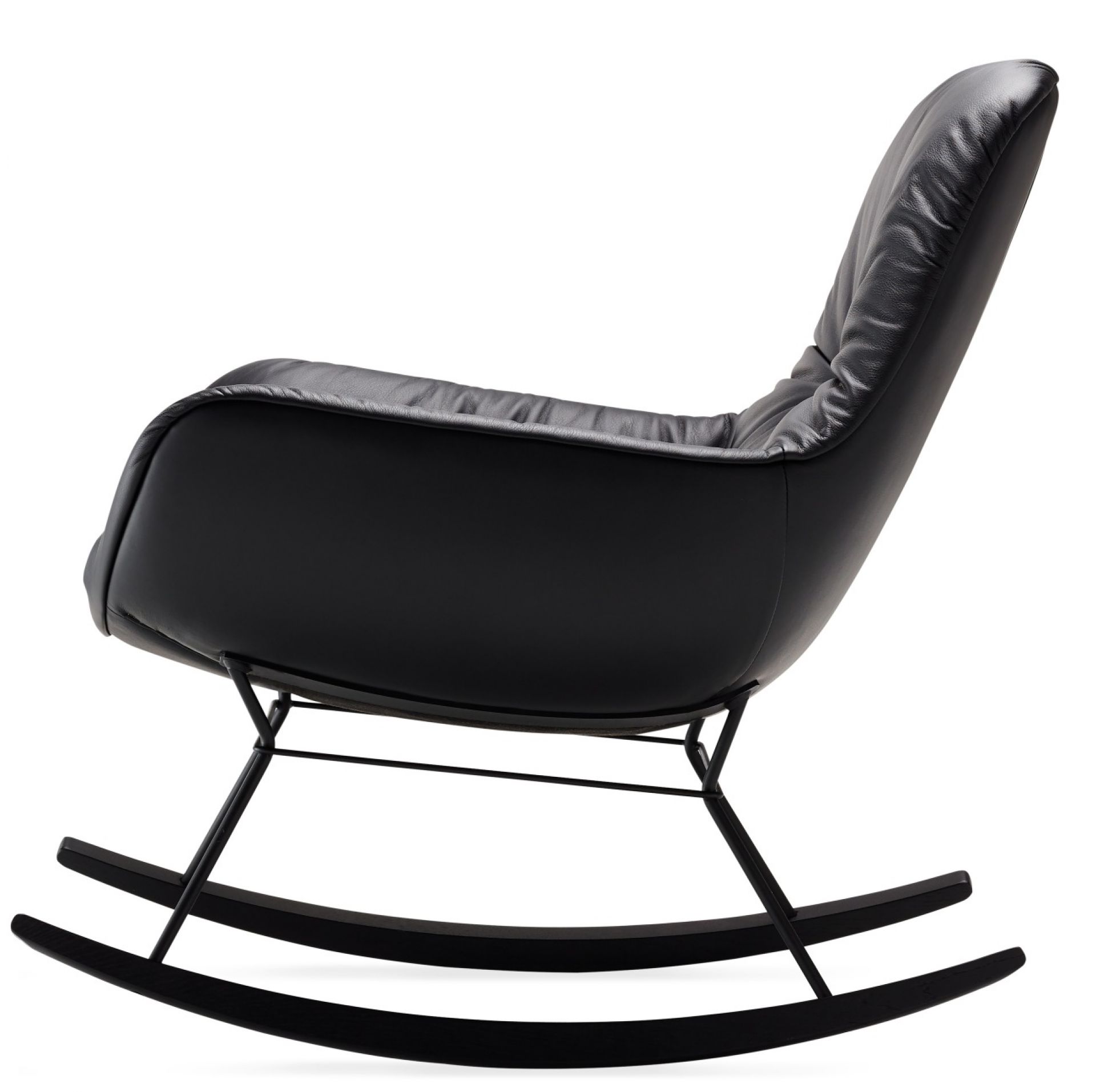Schwarzer Leya Rocking Lounge Chair Schaukelsessel der Freifrau Manufaktur, Seitenansicht auf weißem Hintergrund.