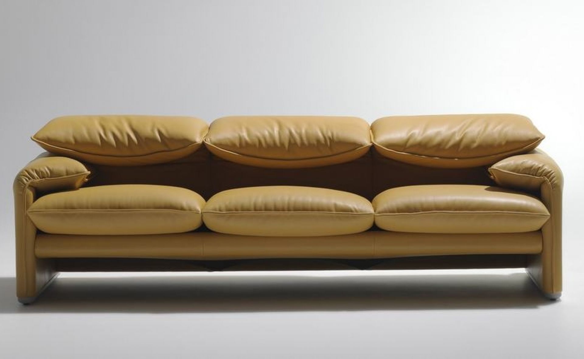 Beiges Maralunga Sofa von Cassina, ein Dreisitzer Ledersofa im modernen Design für Wohnzimmer und Lounge.