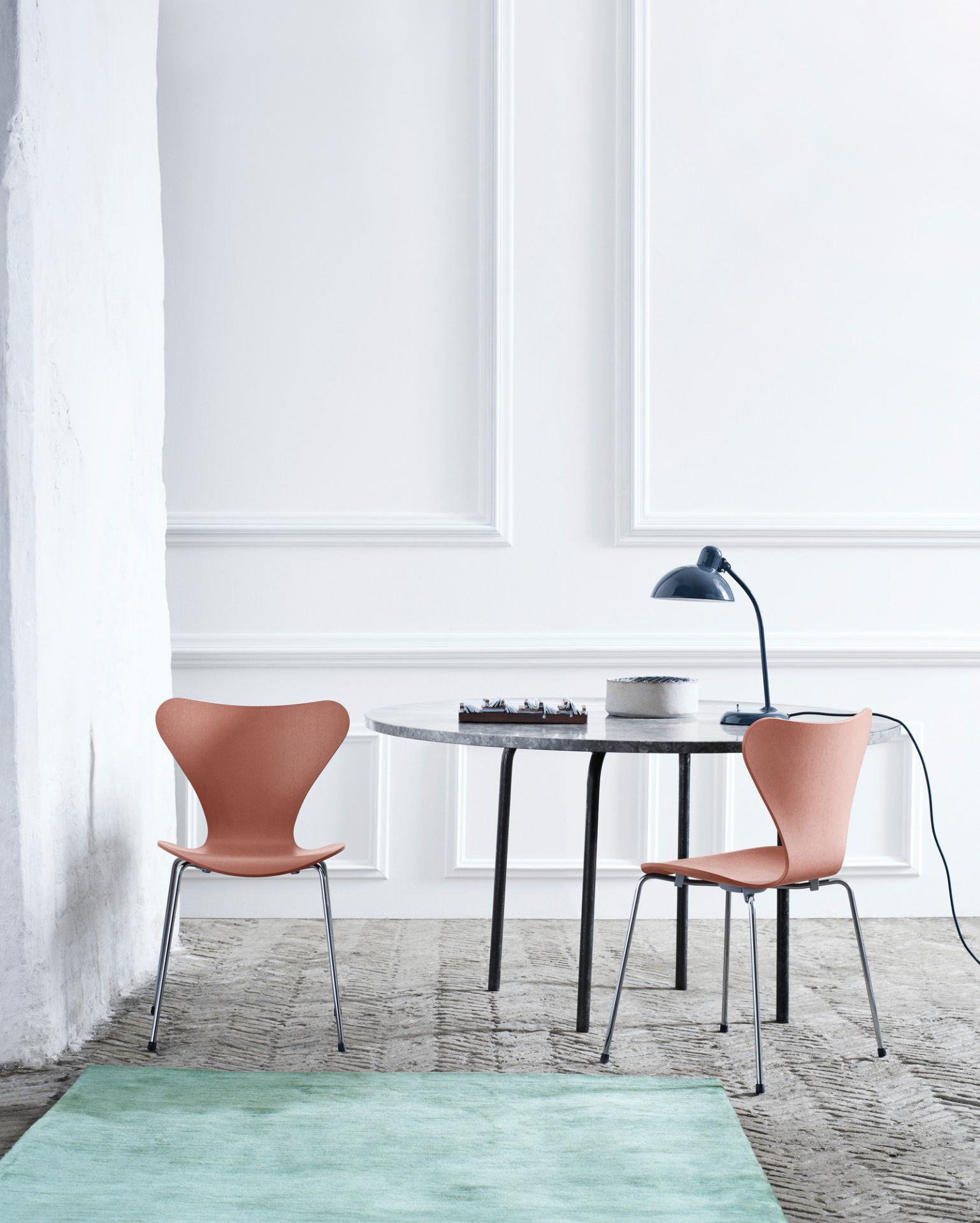 Olivgrüne KAISER idell 6556 T Tischleuchte von Fritz Hansen auf einem Tisch mit Stühlen.