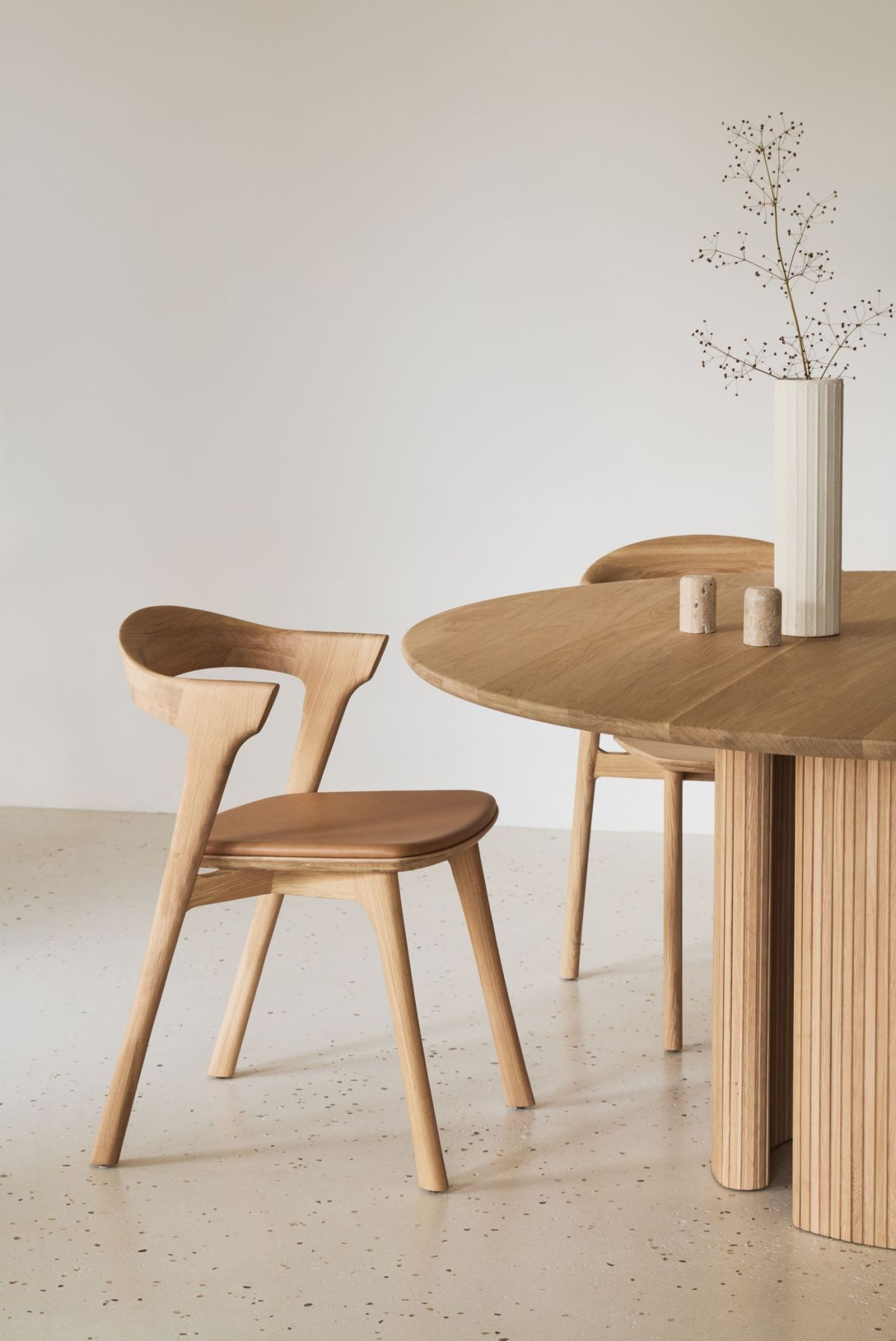 Bok Stuhl aus Eiche mit Sienna Leder und passendem Esstisch aus Eiche im minimalistischen Design.