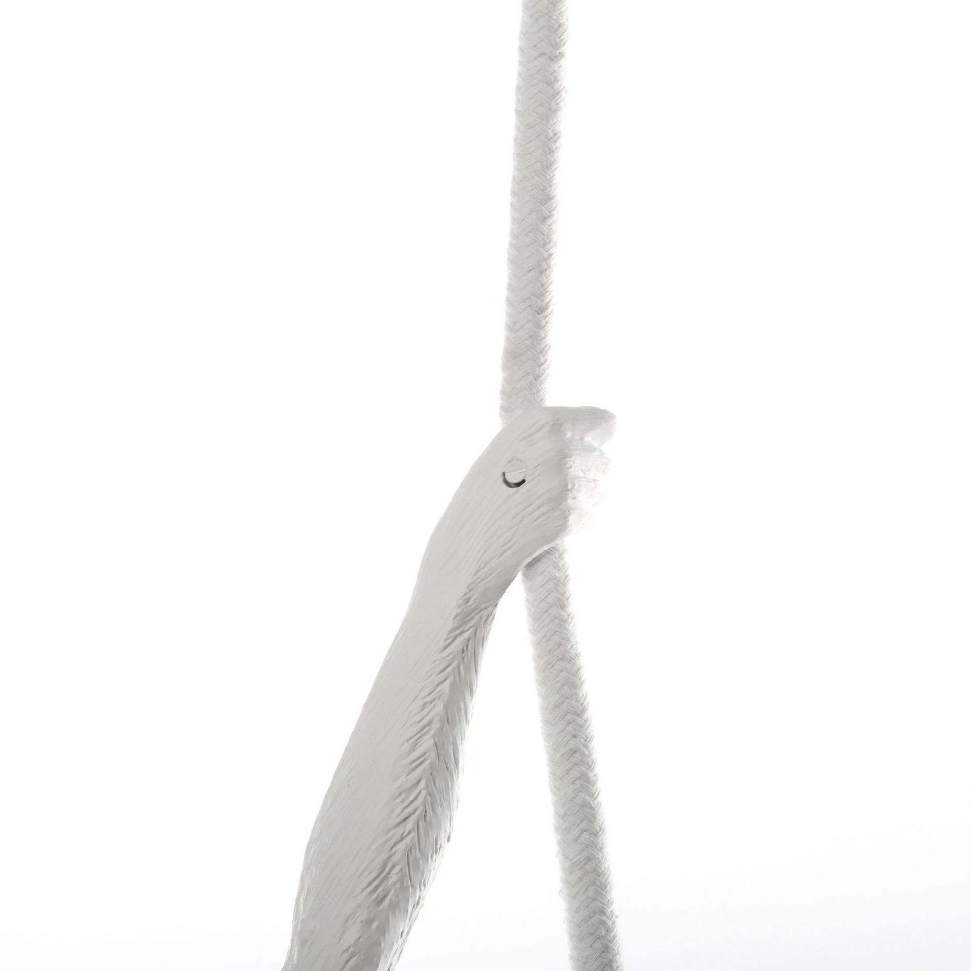 Detailaufnahme der weißen Monkey Lamp Pendelleuchte von Seletti, eine moderne Hängelampe in Affenform.