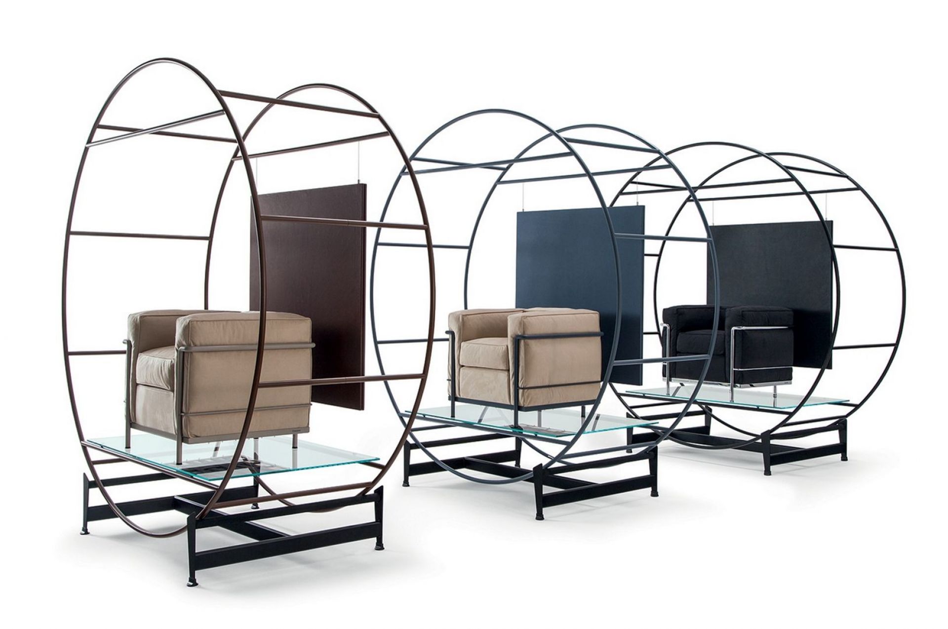 Drei Cassina Grand Confort Sessel in beigem Stoff und schwarzem Leder, mit Stahlrohrrahmen und Glasablage.