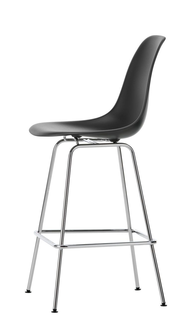 Eames Plastic Bar Stool von Vitra in Schwarz mit verchromtem Gestell, seitliche Ansicht.