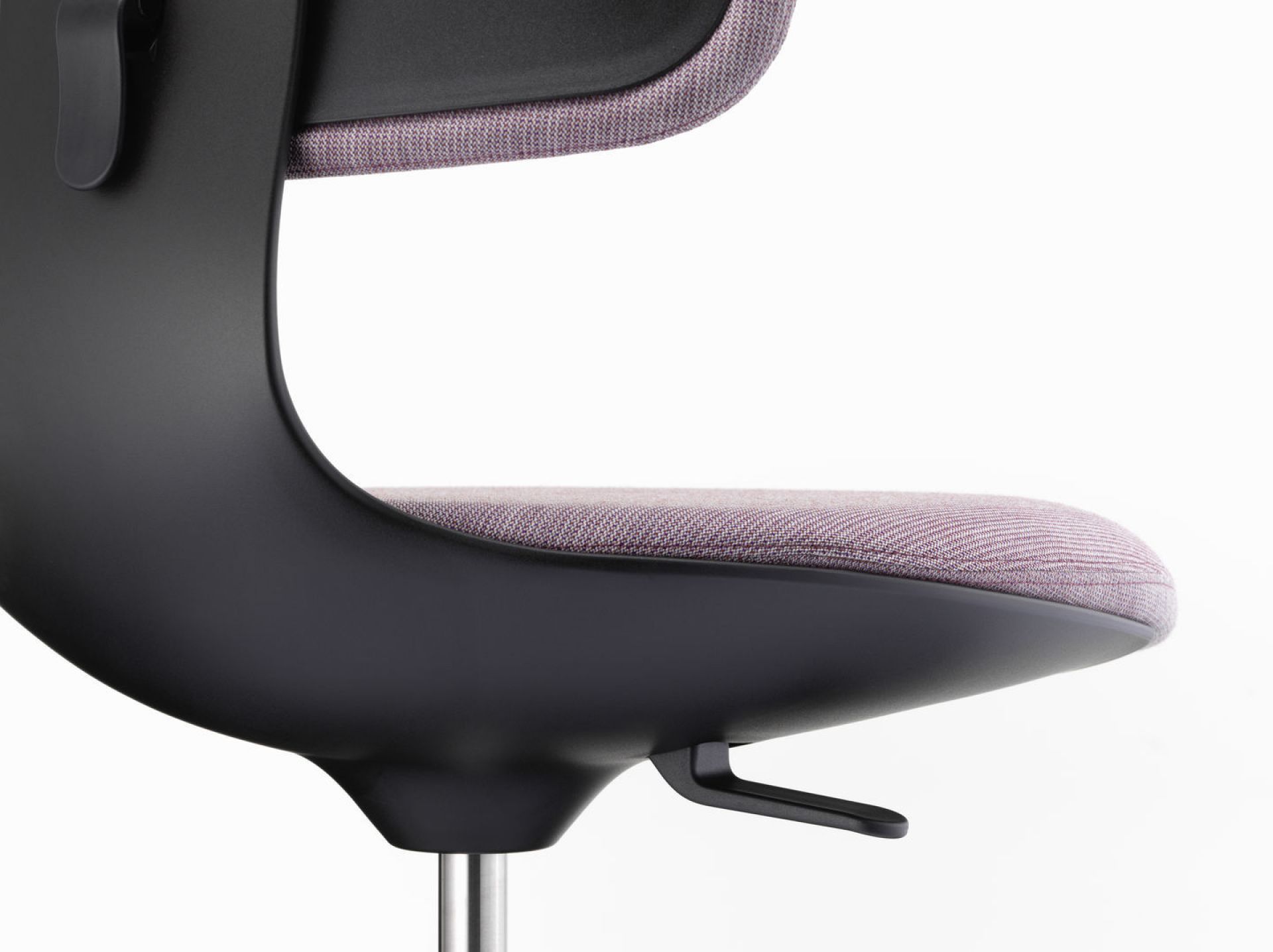 Detailaufnahme des Vitra Rookie Bürodrehstuhls mit Stoffbezug in Lila und schwarzem Kunststoffgestell.