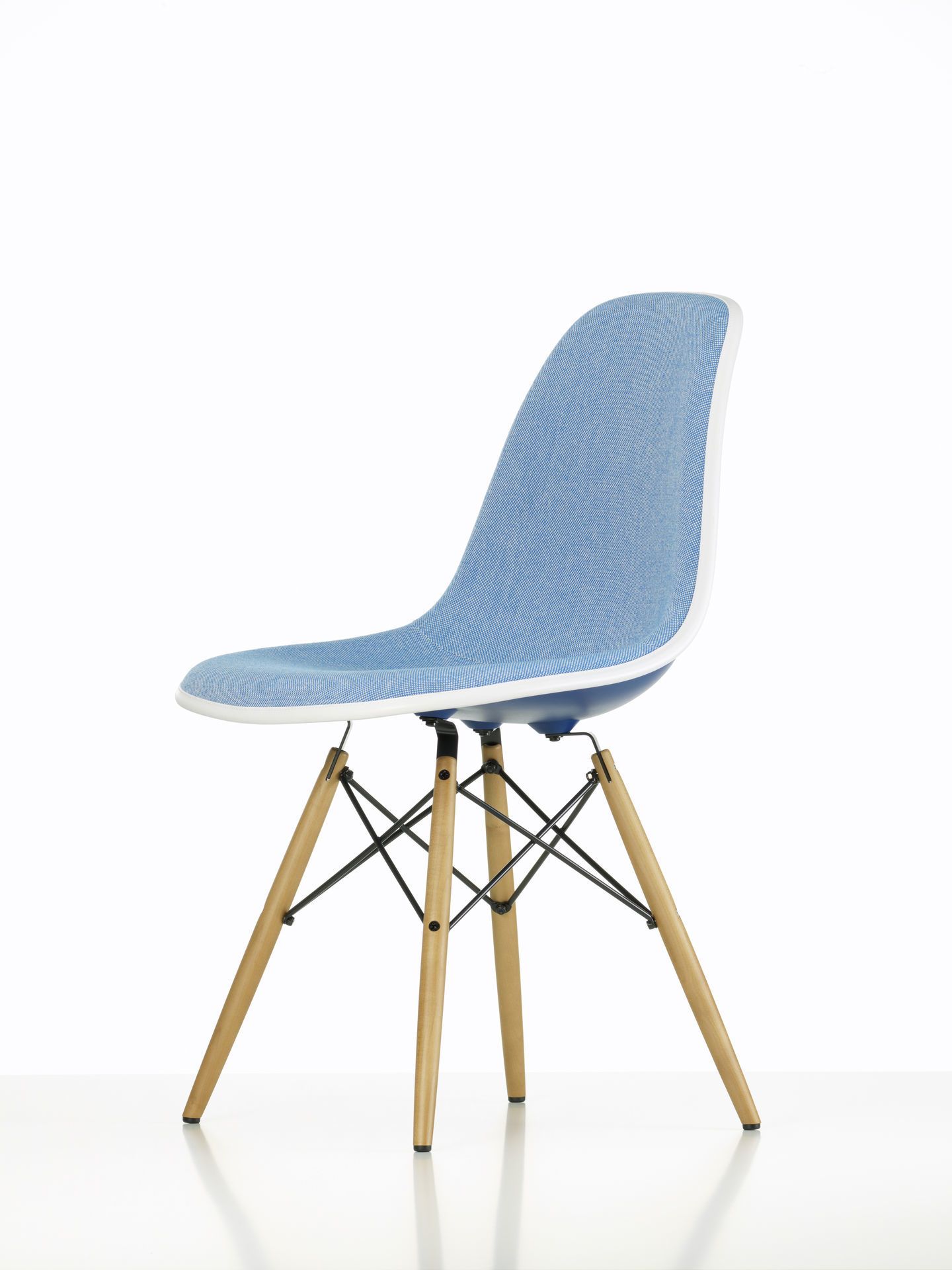 Eames Plastic Side Chair DSW, vollgepolsterter Stuhl von Vitra mit Ahorn-Holzbeinen, seitliche Ansicht.